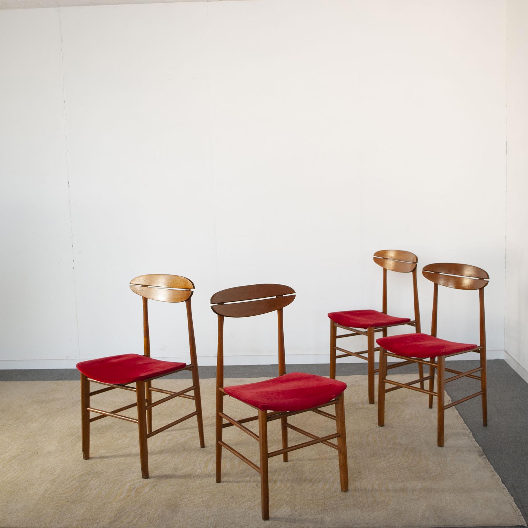 Satz von vier Holzstühlen mit rotem Stoff Sitz der Zeit der italienischen Produktion 1960er Jahre.