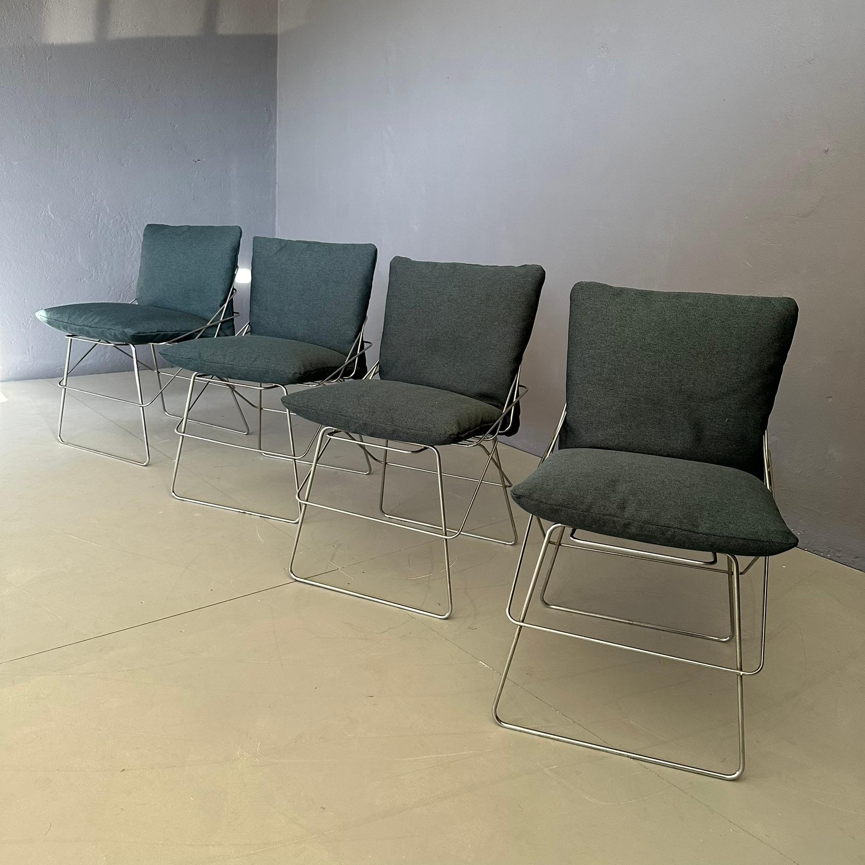 Mid-Century Modern Ensemble de quatre chaises modèle SOF SOF, conçue par Enzo Mari, pour Daride 70