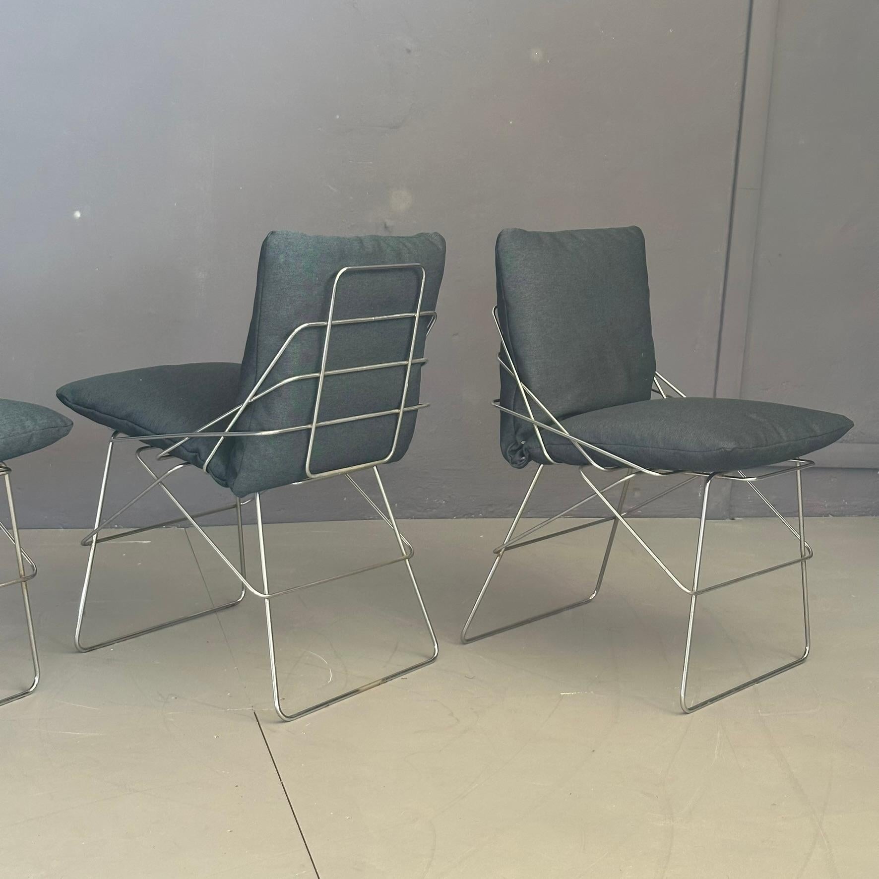 Métal Ensemble de quatre chaises modèle SOF SOF, conçue par Enzo Mari, pour Daride 70