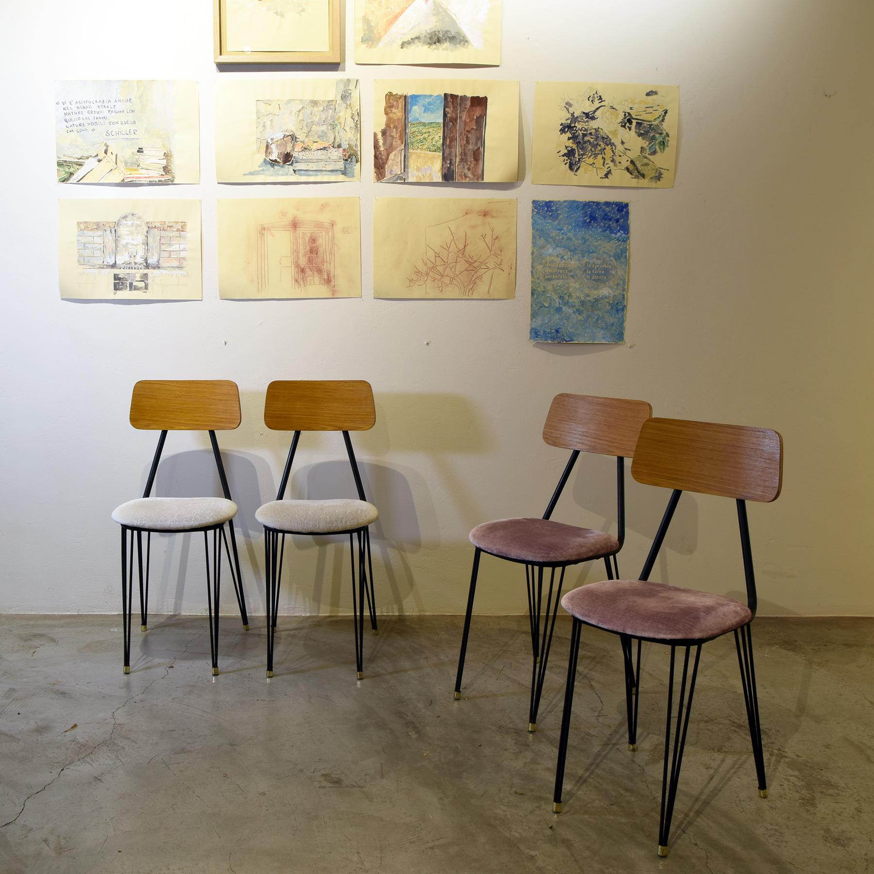 Ensemble de quatre chaises fabriquées en Italie dans les années 1960 et tapissées de velours beige et rose. Structure en métal avec des pieds rappelant la célèbre Tour Eiffel