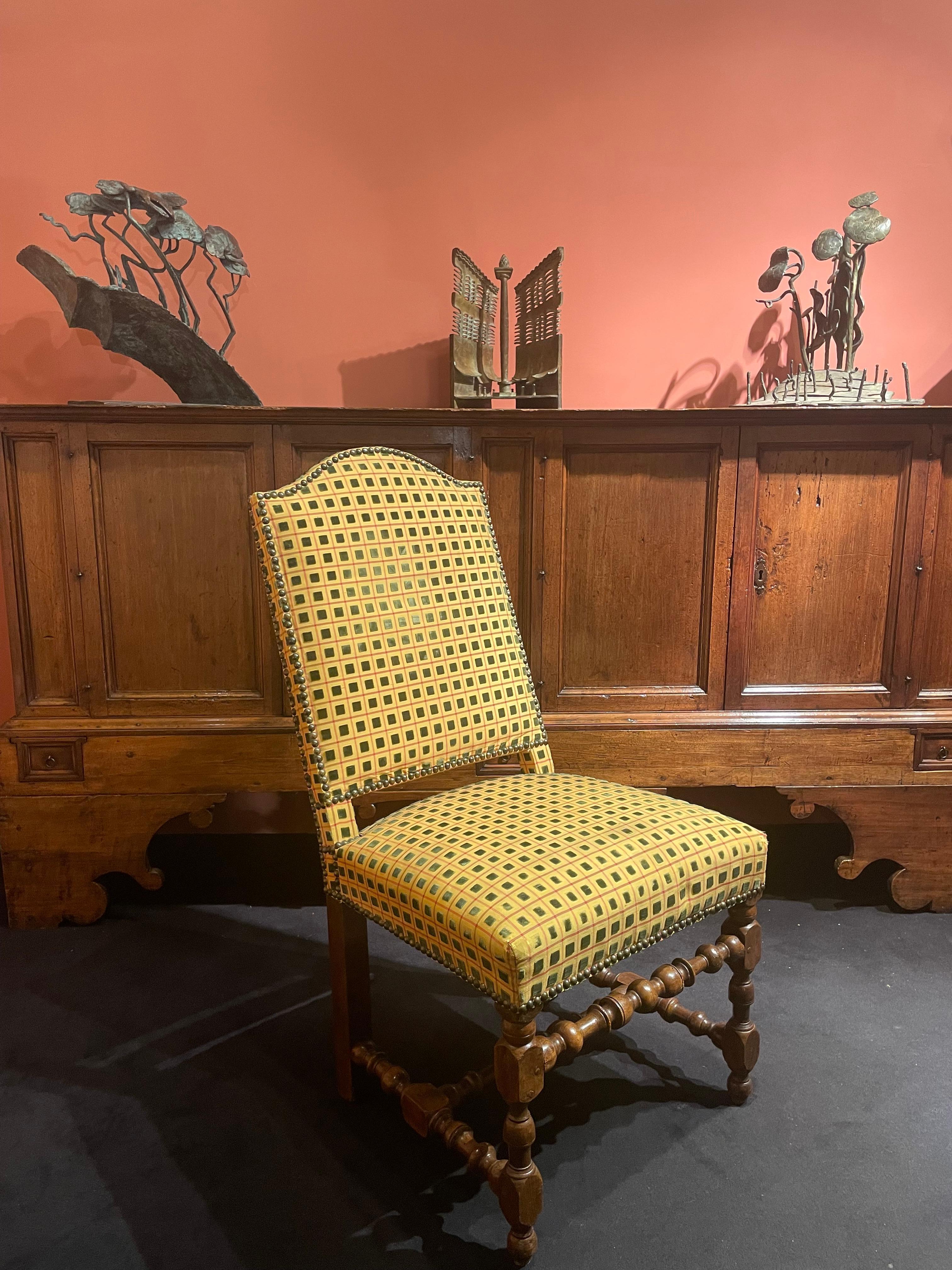 Set of four turned wooden chairs with a yellow velvet upholstery

Origin: France
Period: Early 17th century, Louis XIII Period

Measures: Height: 99 cm seat height: 45 cm
Width: 45 cm
Depth: 45 cm

Blond Walnut wood

Arch square back and