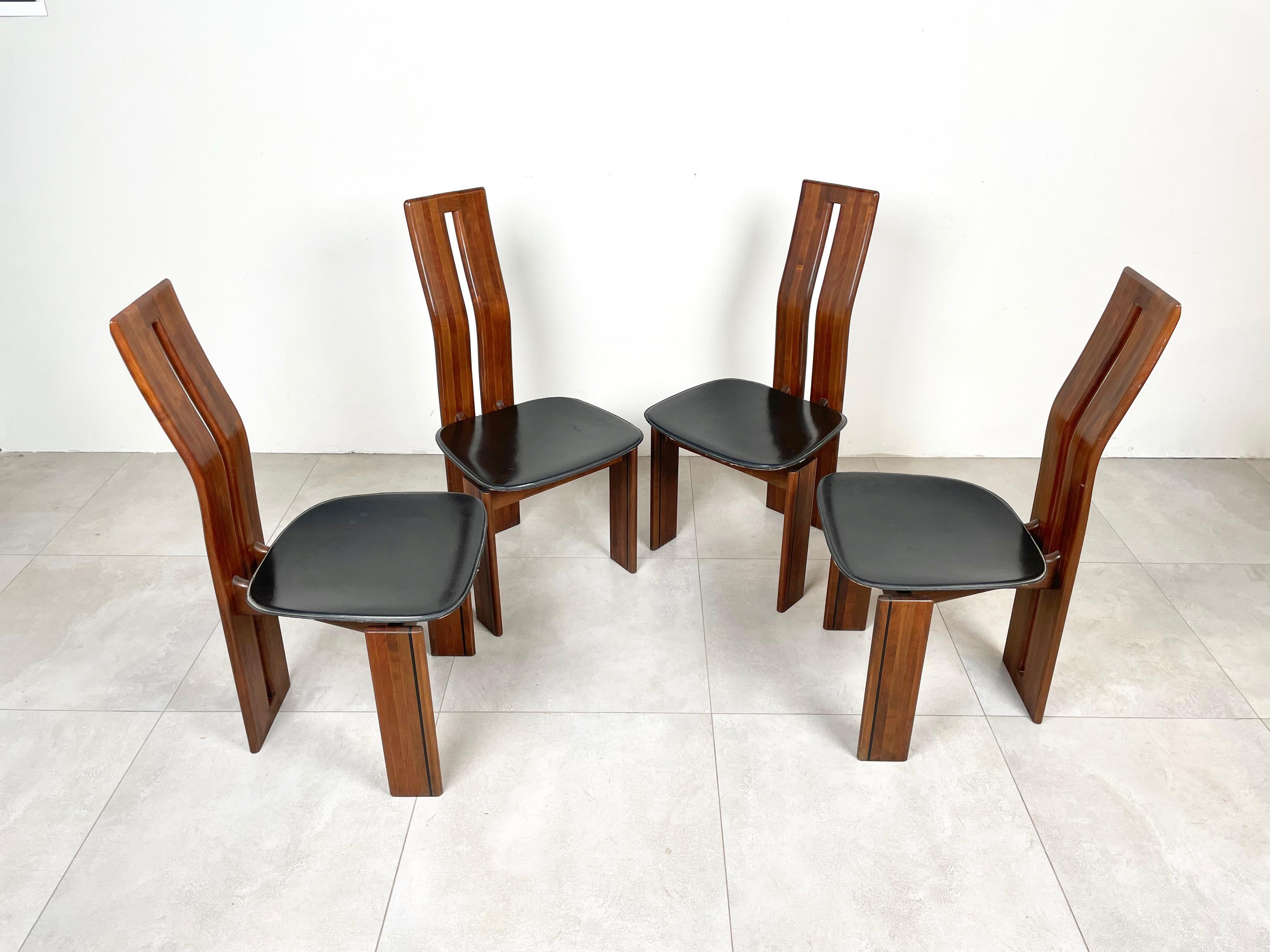 Ensemble de quatre chaises de salle à manger en bois et cuir noir magnifiquement sculpté par Mario Marenco pour Mobil Girgi dans les années 1970.
