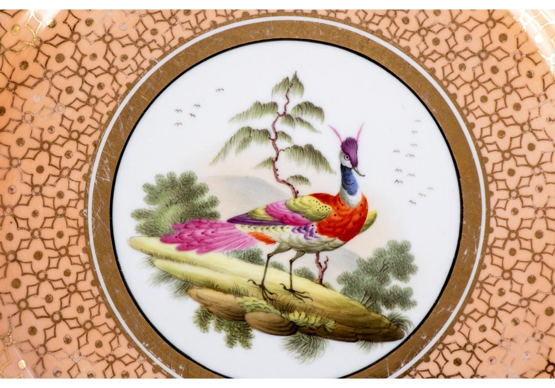 Ensemble de quatre assiettes en porcelaine Chamberlain's Worcester à fond rose saumon, ornements et garnitures dorés, médaillon central en forme d'oiseau. Marqué au verso avec deux tampons différents au dos.
Dimensions : 8 1/2