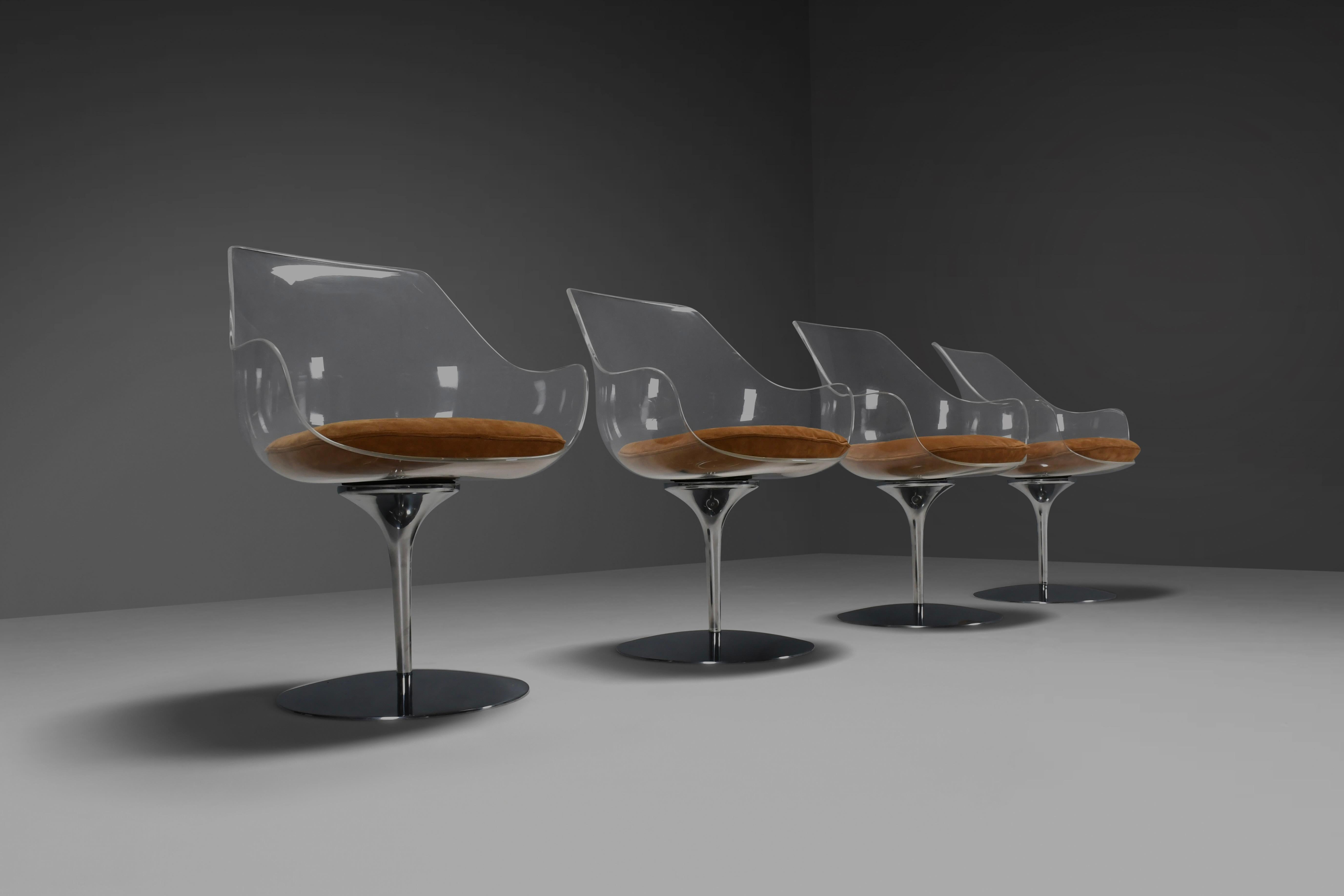 Ensemble de quatre chaises champagne Estelle & Erwine Laverne en daim et Lucite en vente 3
