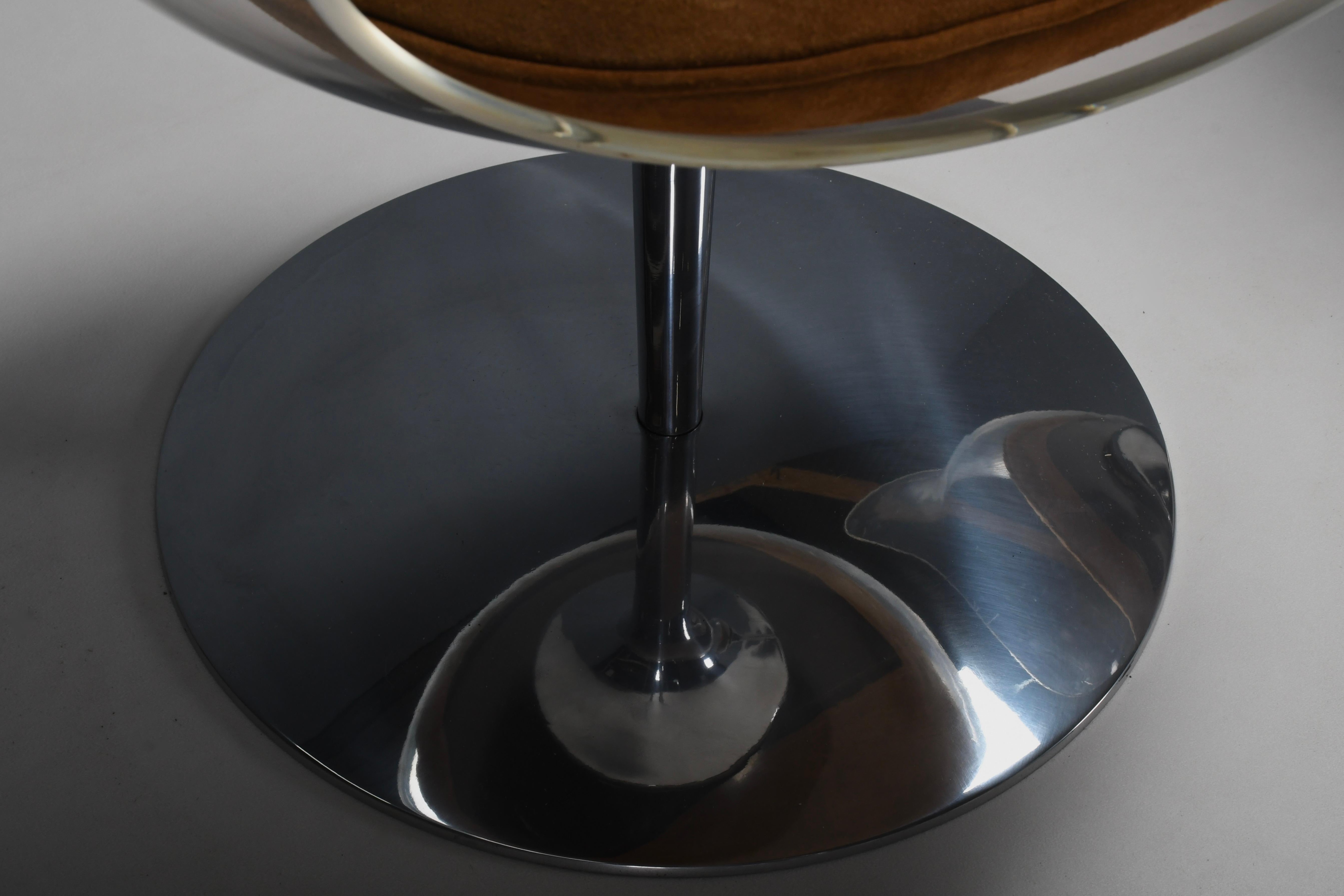 Ensemble de quatre chaises champagne Estelle & Erwine Laverne en daim et Lucite en vente 4