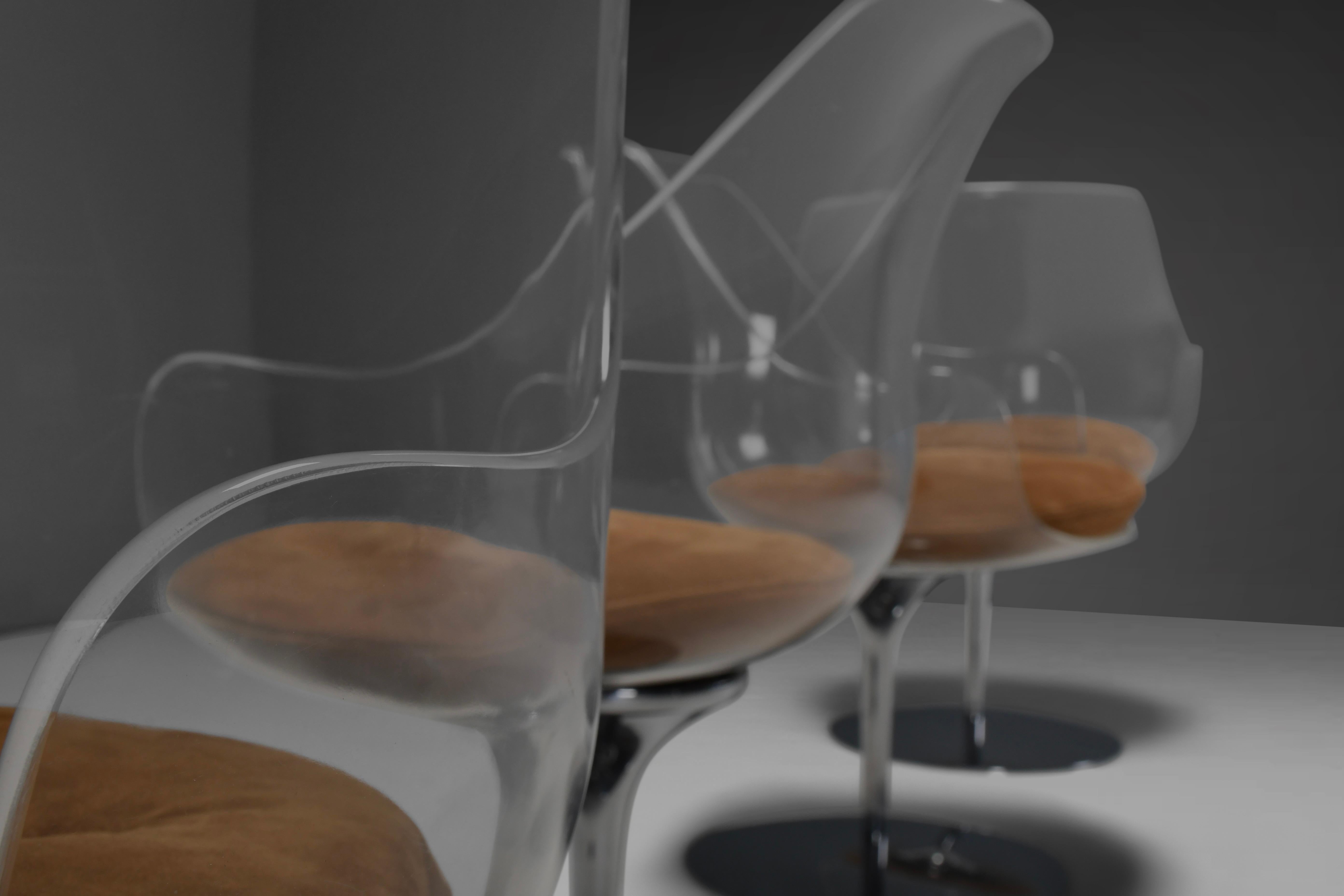 Ensemble de quatre chaises champagne Estelle & Erwine Laverne en daim et Lucite en vente 7
