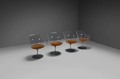 Ensemble de quatre chaises champagne Estelle & Erwine Laverne en daim et Lucite