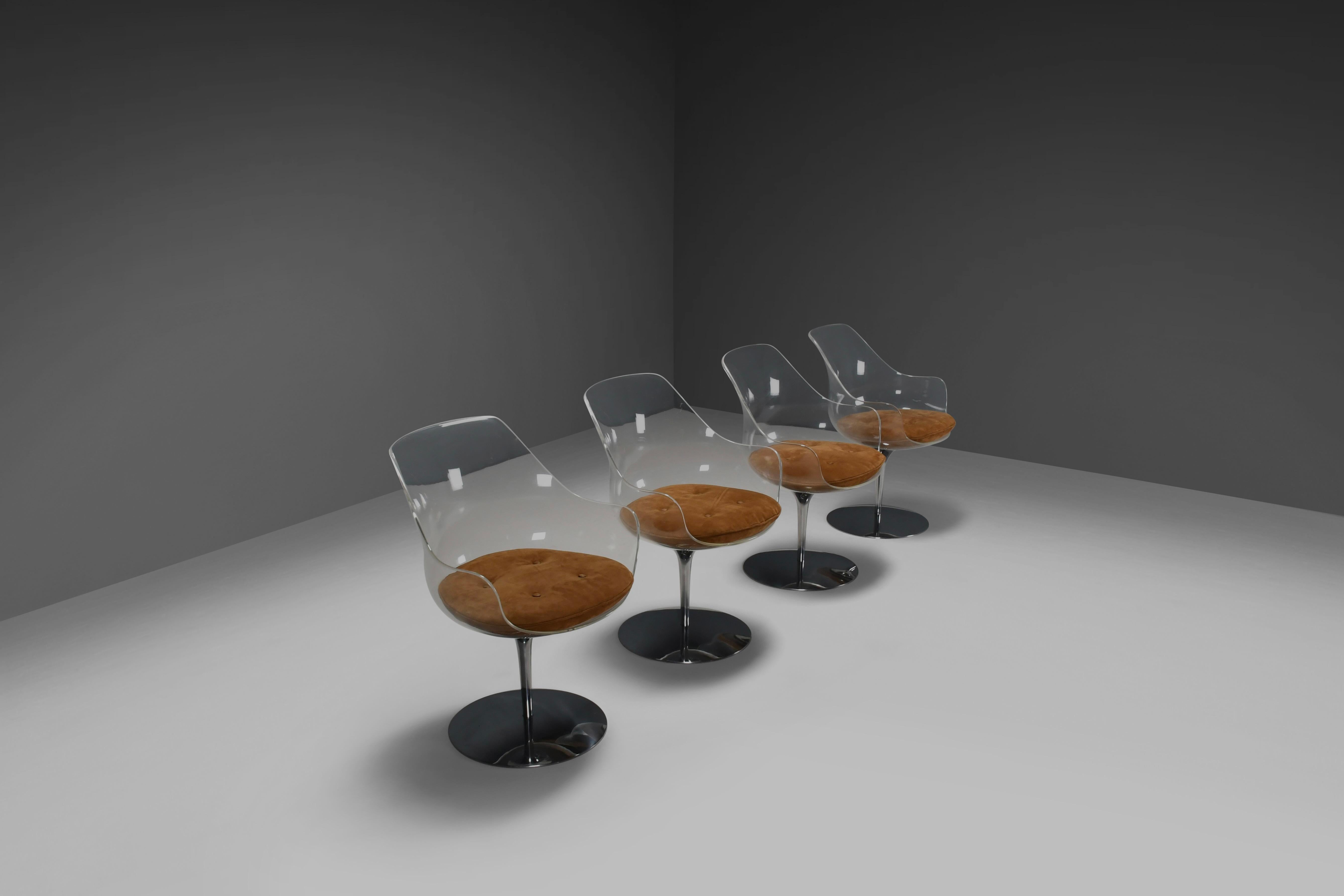 Français Ensemble de quatre chaises champagne Estelle & Erwine Laverne en daim et Lucite en vente
