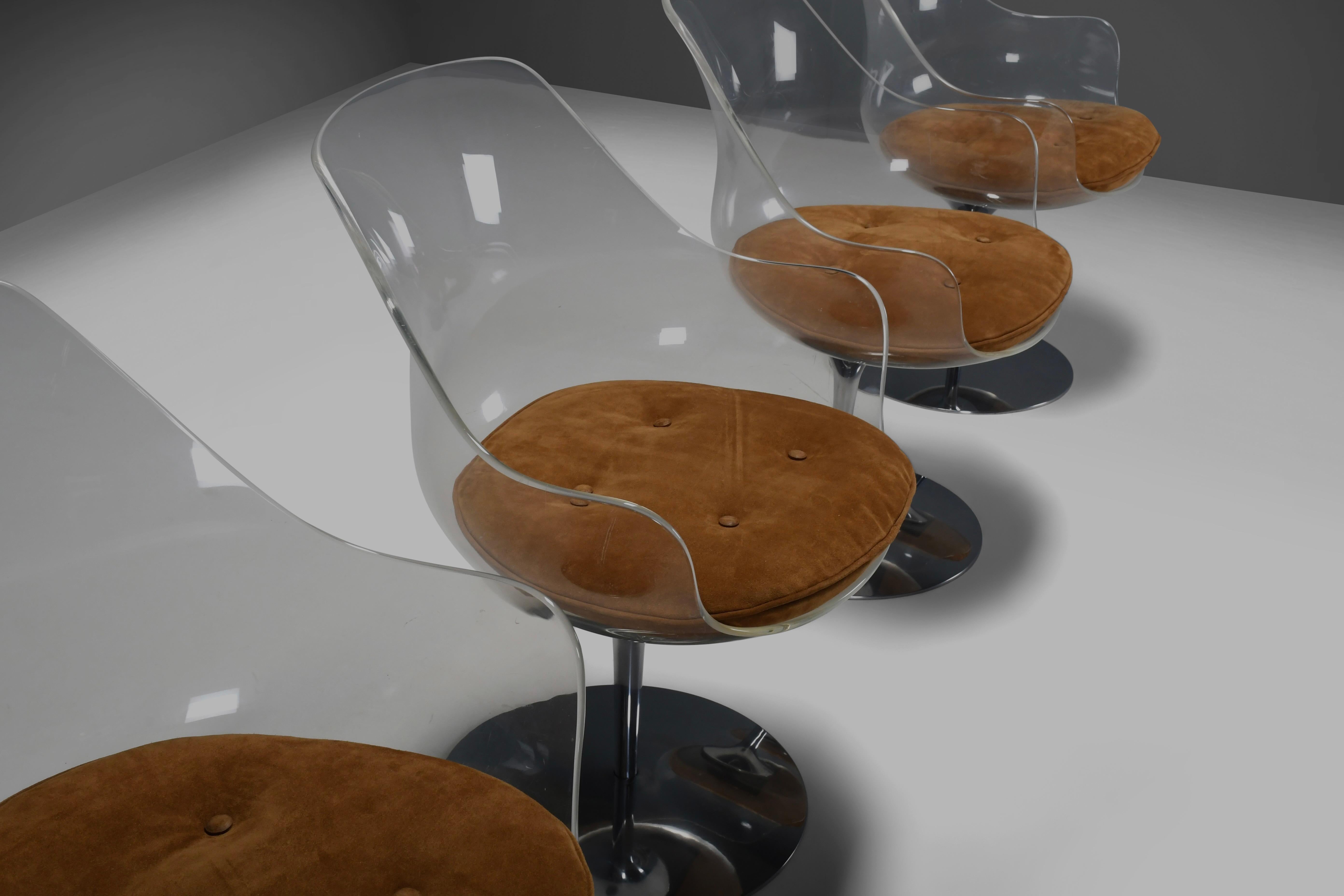 20ième siècle Ensemble de quatre chaises champagne Estelle & Erwine Laverne en daim et Lucite en vente