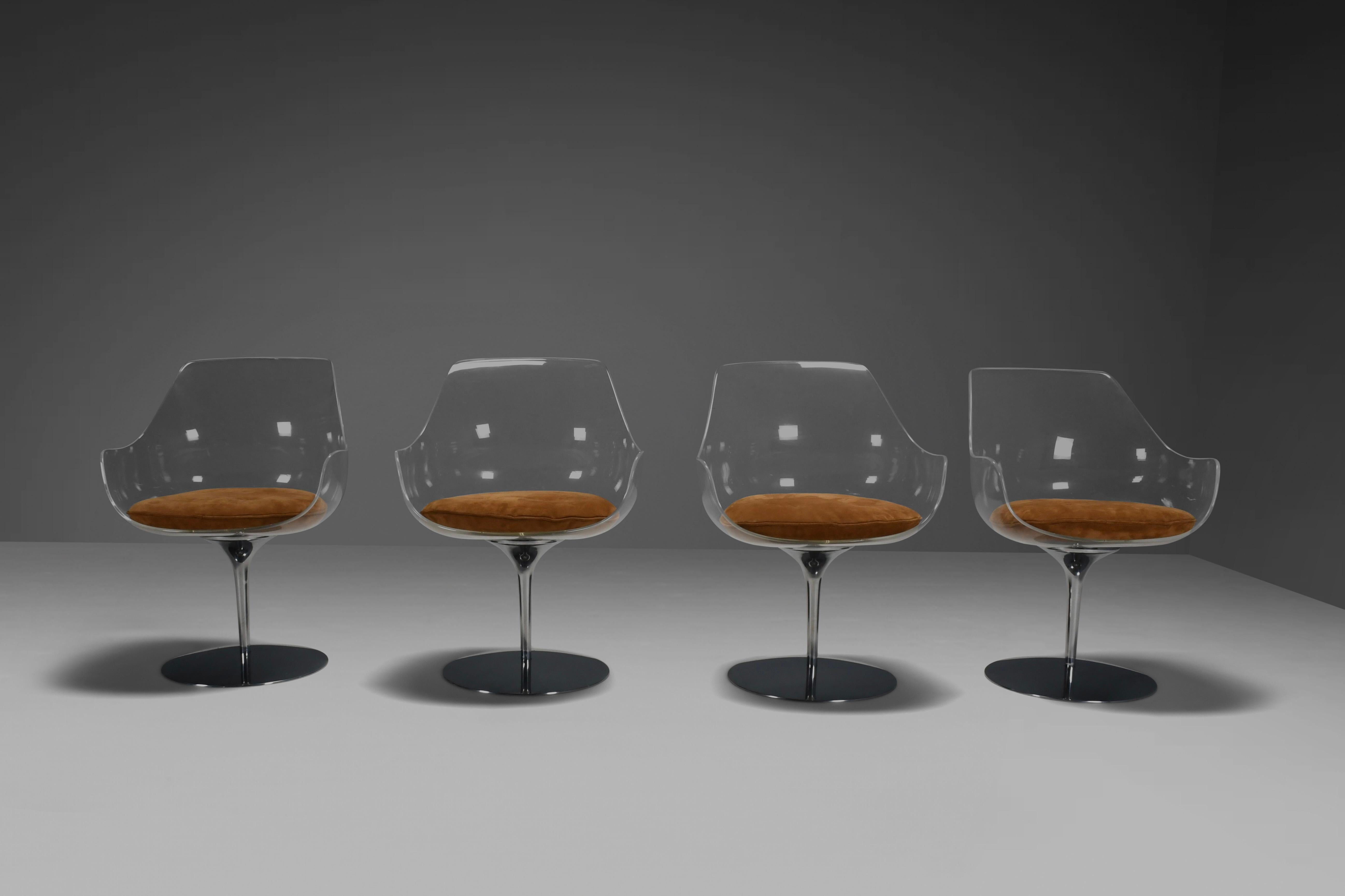 Métal Ensemble de quatre chaises champagne Estelle & Erwine Laverne en daim et Lucite en vente