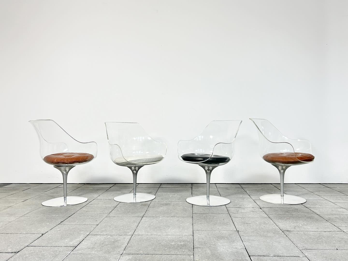 Satz von vier Champagner-Stühlen aus Lucite, entworfen von Erwine & Estelle Laverne, um 1960.

hergestellt von Formes Nouvelles in Frankreich.

Wir haben ein 2. Set von vier Champanger Stühlen zum Verkauf, die Sie in unserem Schaufenster hier auf