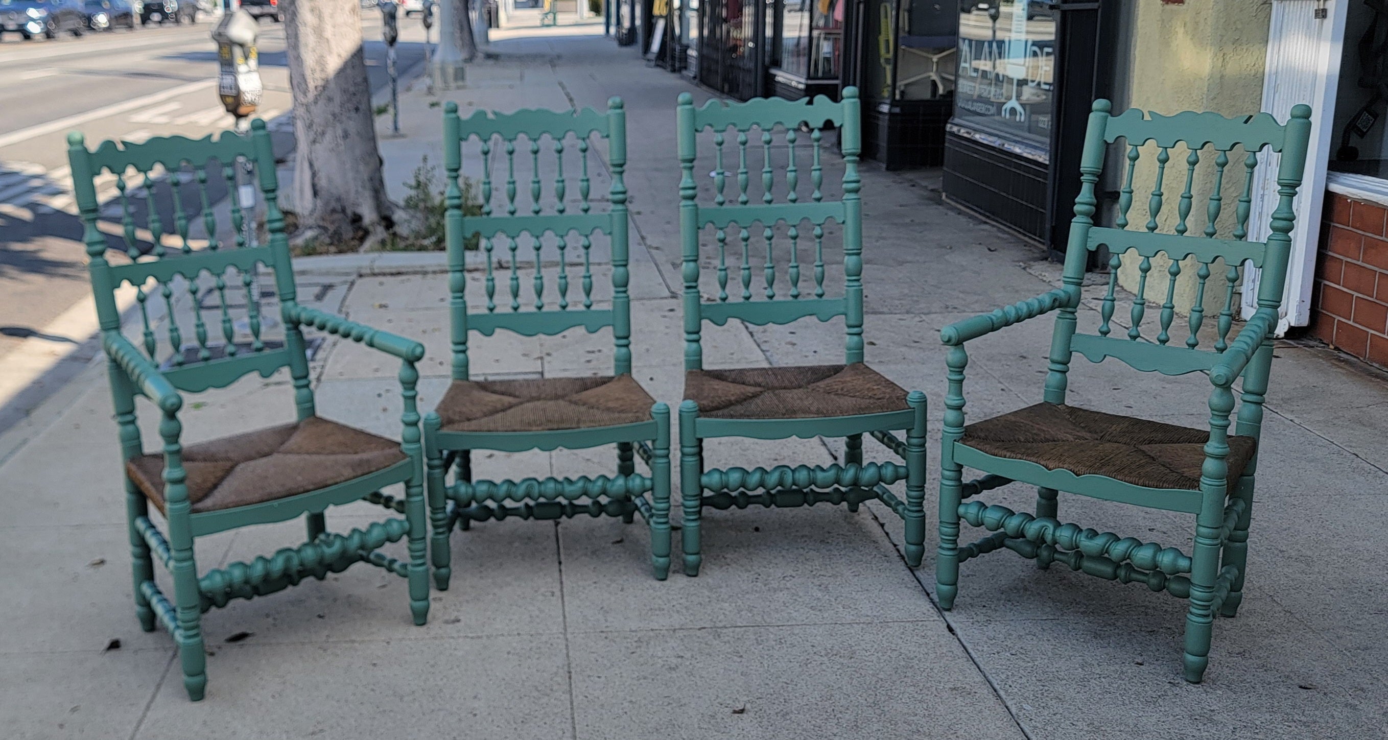 Satz von vier Charles Pollock Rush Seat Stühlen im Angebot