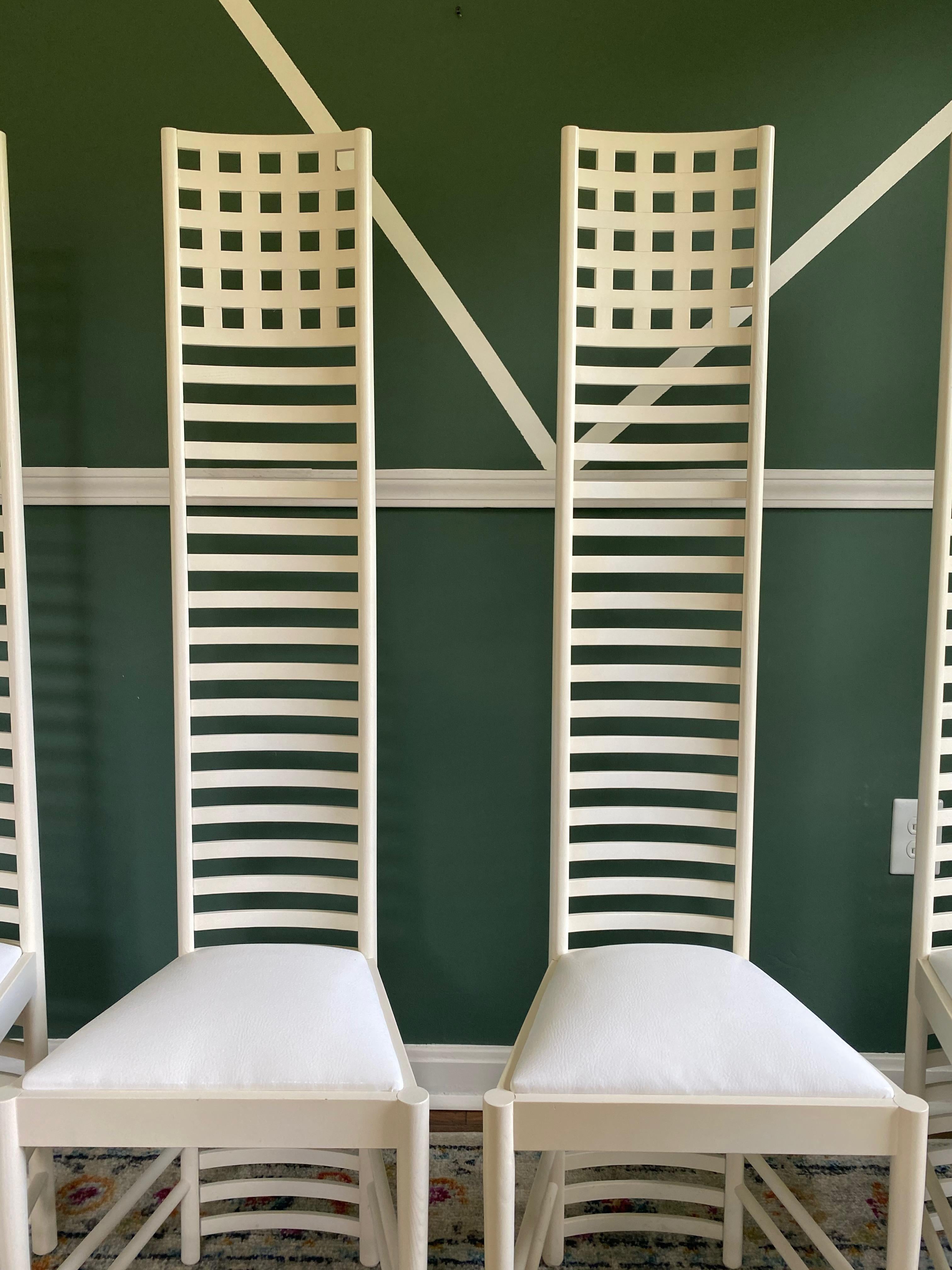 Art nouveau Ensemble de quatre chaises à haut dossier de style Charles Rennie Mackintosh par Gordon Mfg. en vente
