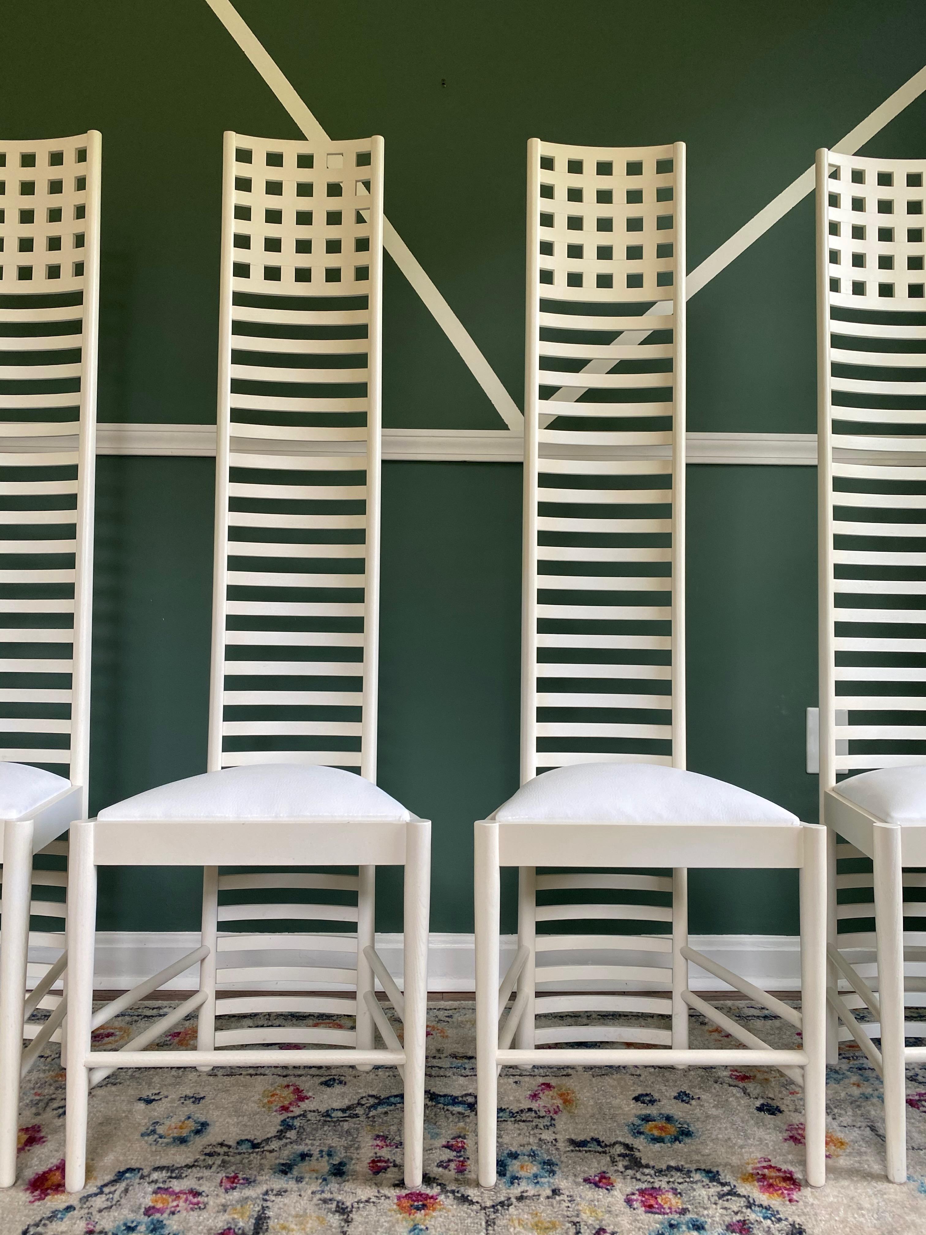 Satz von vier Stühlen mit hoher Rückenlehne im Charles Rennie Mackintosh-Stil von Gordon Mfg. (amerikanisch) im Angebot