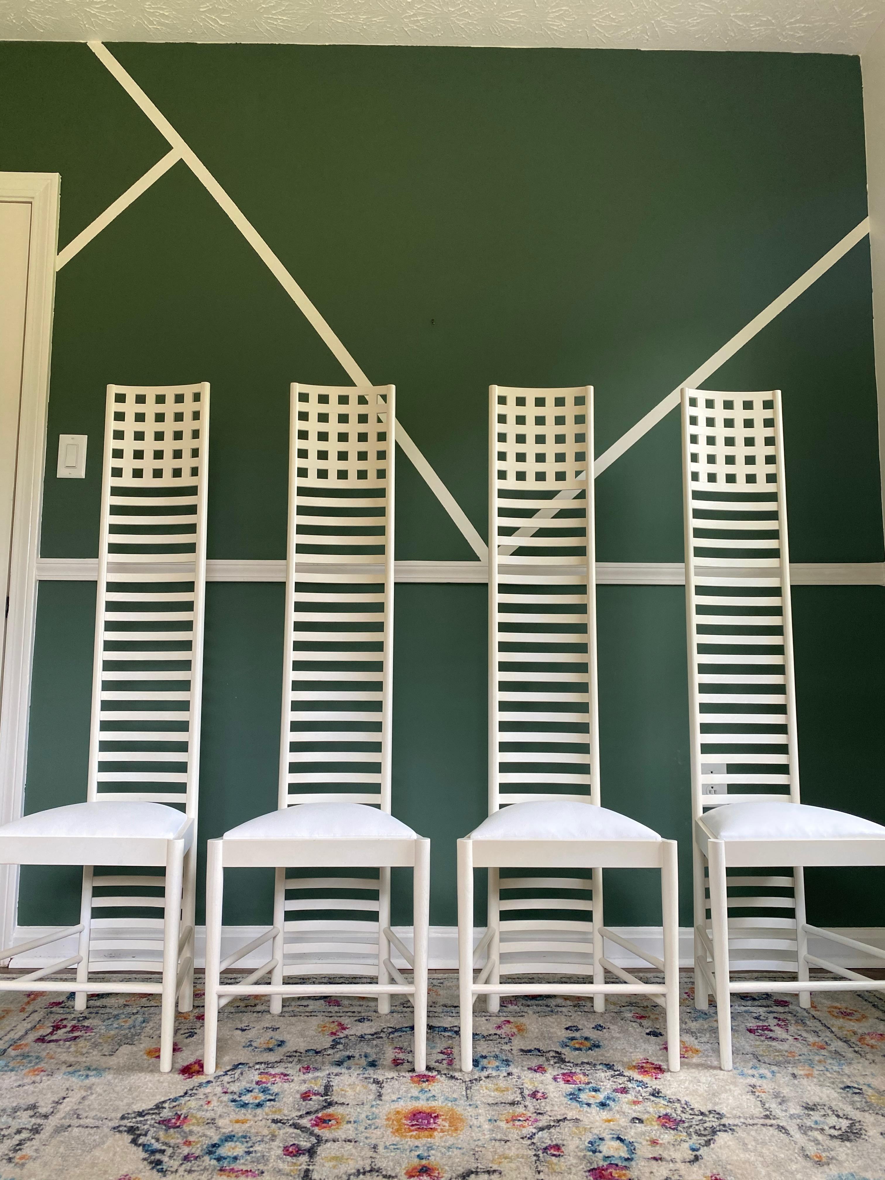 Satz von vier Stühlen mit hoher Rückenlehne im Charles Rennie Mackintosh-Stil von Gordon Mfg. im Zustand „Gut“ im Angebot in Medina, OH