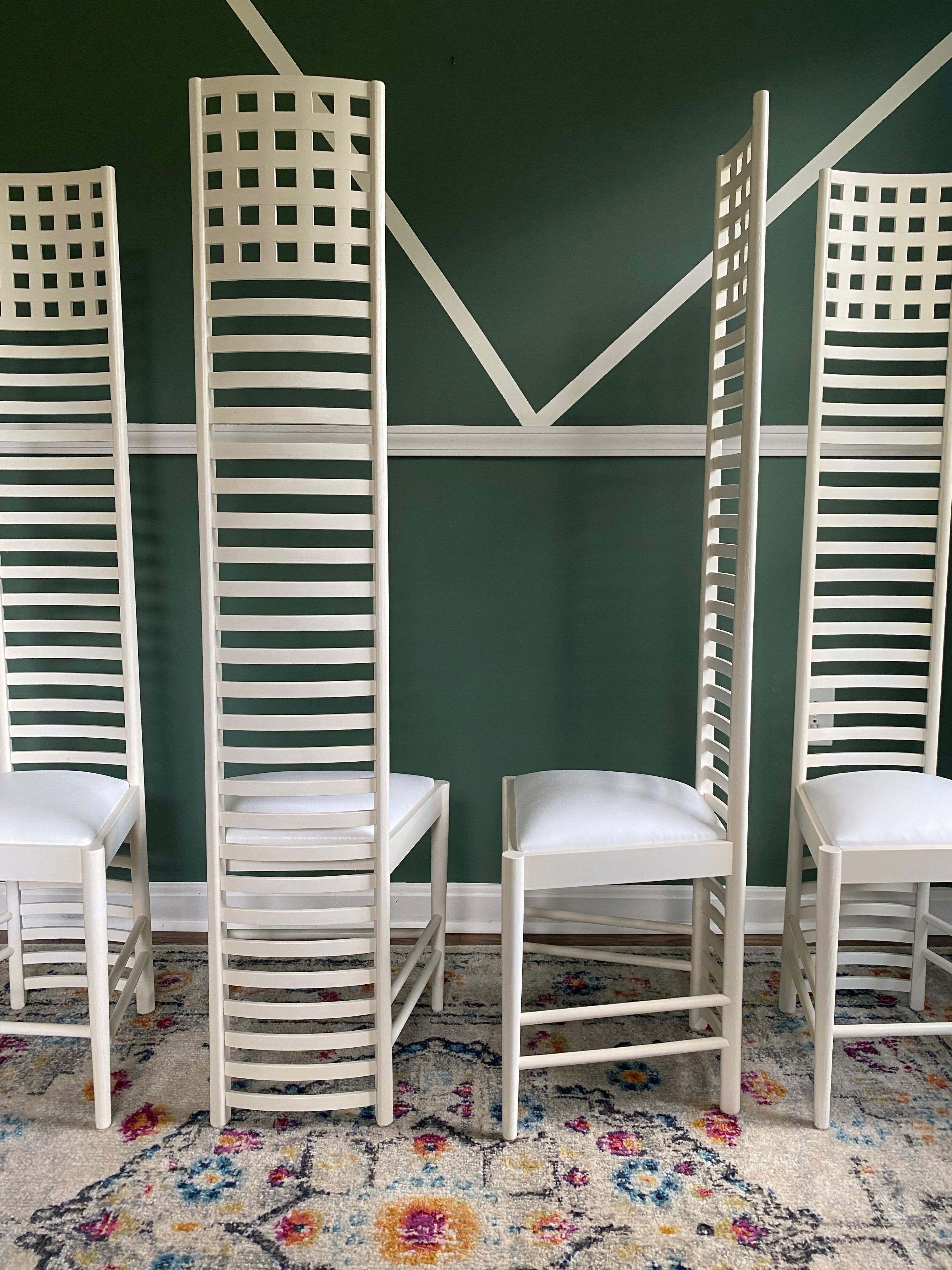Imitation cuir Ensemble de quatre chaises à haut dossier de style Charles Rennie Mackintosh par Gordon Mfg. en vente