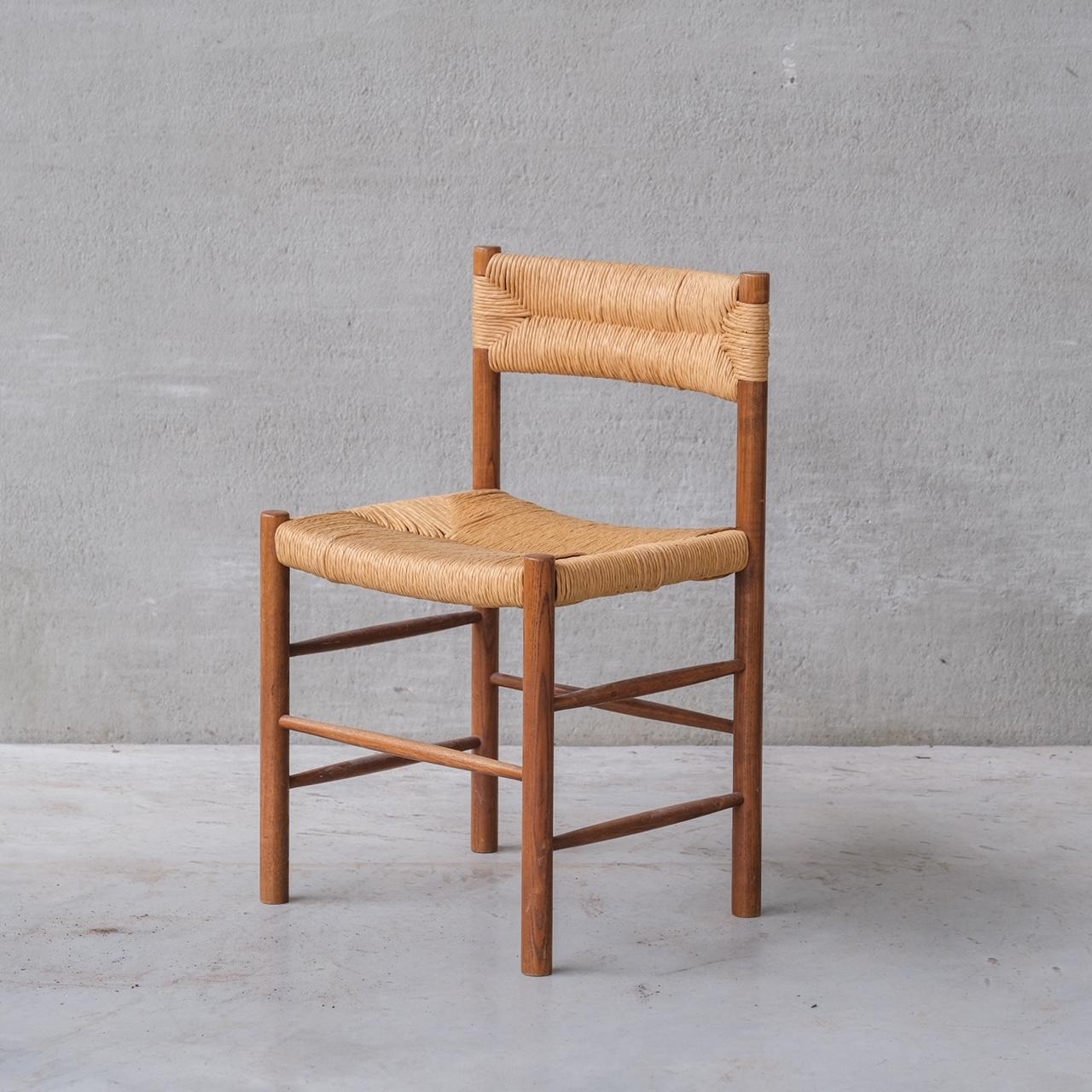 Un set di quattro sedie da pranzo di Charlotte Perriand per Robert Sentou.

Sedute e schienali in Corde su strutture in legno.

Francia, anni '50 circa.

Modello 'Dordogne'.

In condizioni vintage, il Corde è in buone condizioni.

Il prezzo è per i