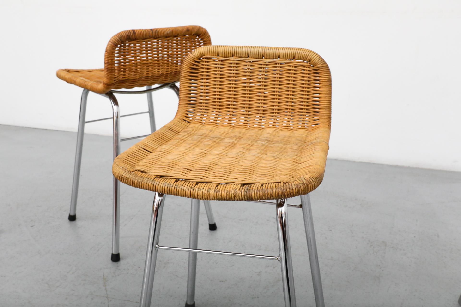 Set di quattro sgabelli da banco in vimini in stile Charlotte Perriand con gambe cromate in vendita 3