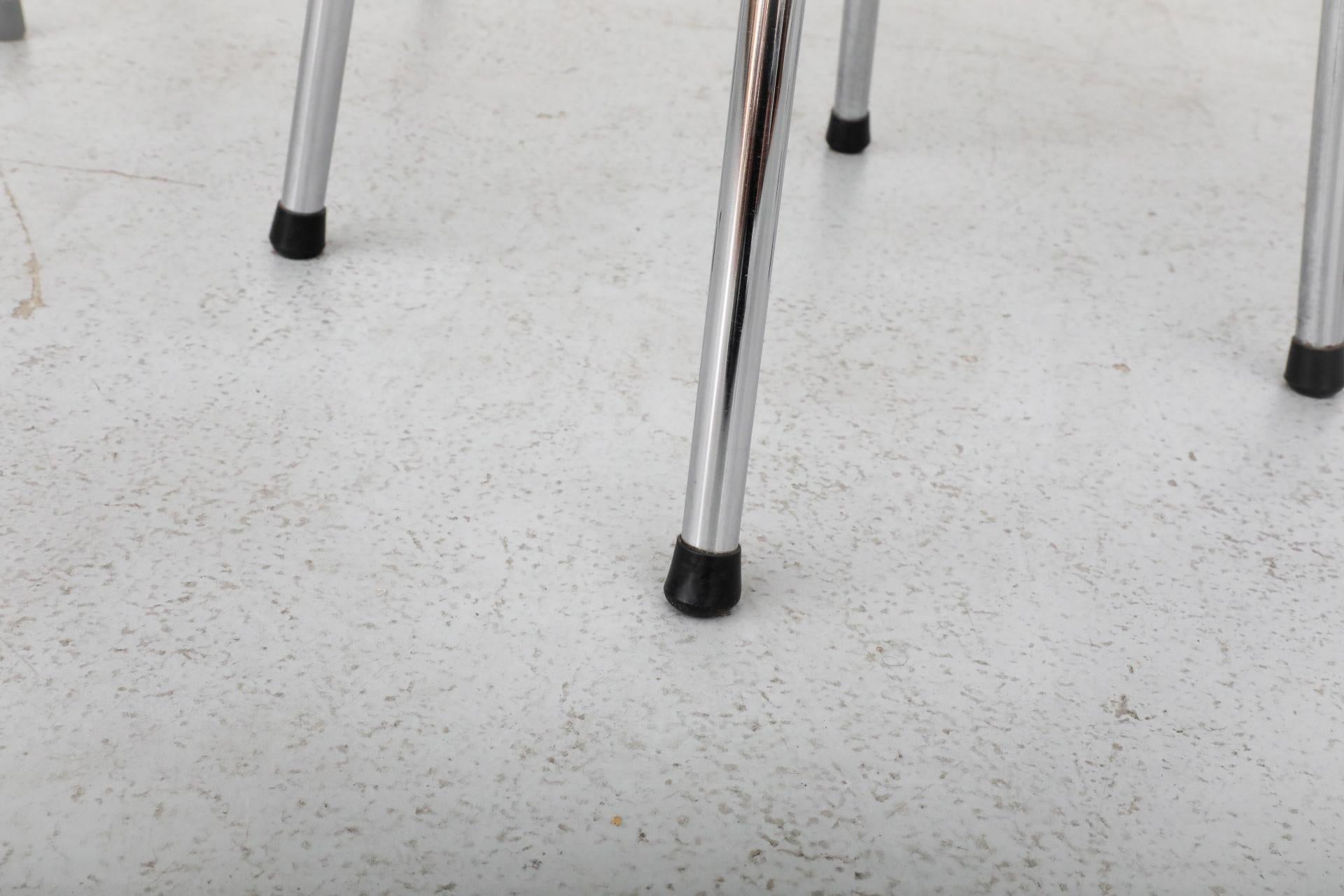 Set di quattro sgabelli da banco in vimini in stile Charlotte Perriand con gambe cromate in vendita 8