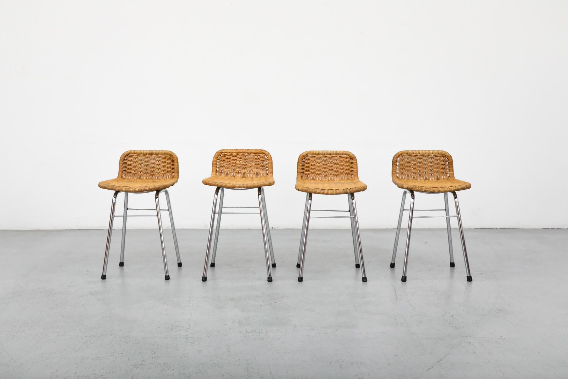 Set di 4 sgabelli da banco in vimini in stile Charlotte Perriand con gambe cromate e altezza della seduta di 19