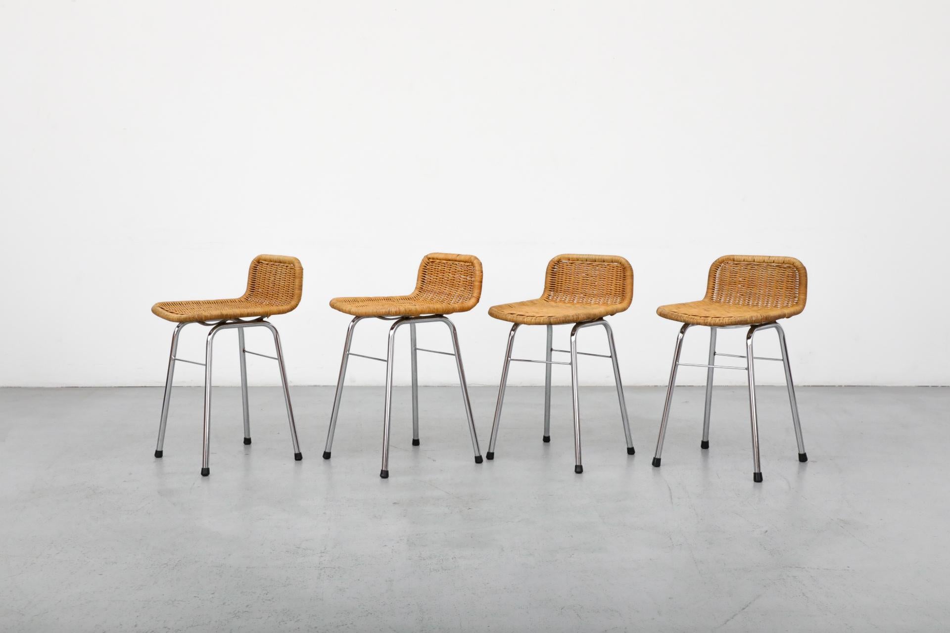 Mid-Century moderno Set di quattro sgabelli da banco in vimini in stile Charlotte Perriand con gambe cromate in vendita