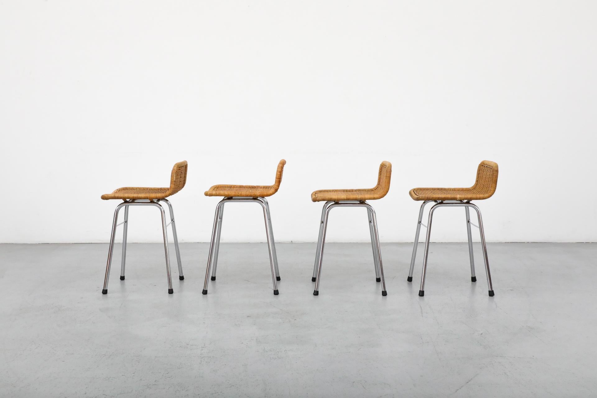 Olandese Set di quattro sgabelli da banco in vimini in stile Charlotte Perriand con gambe cromate in vendita