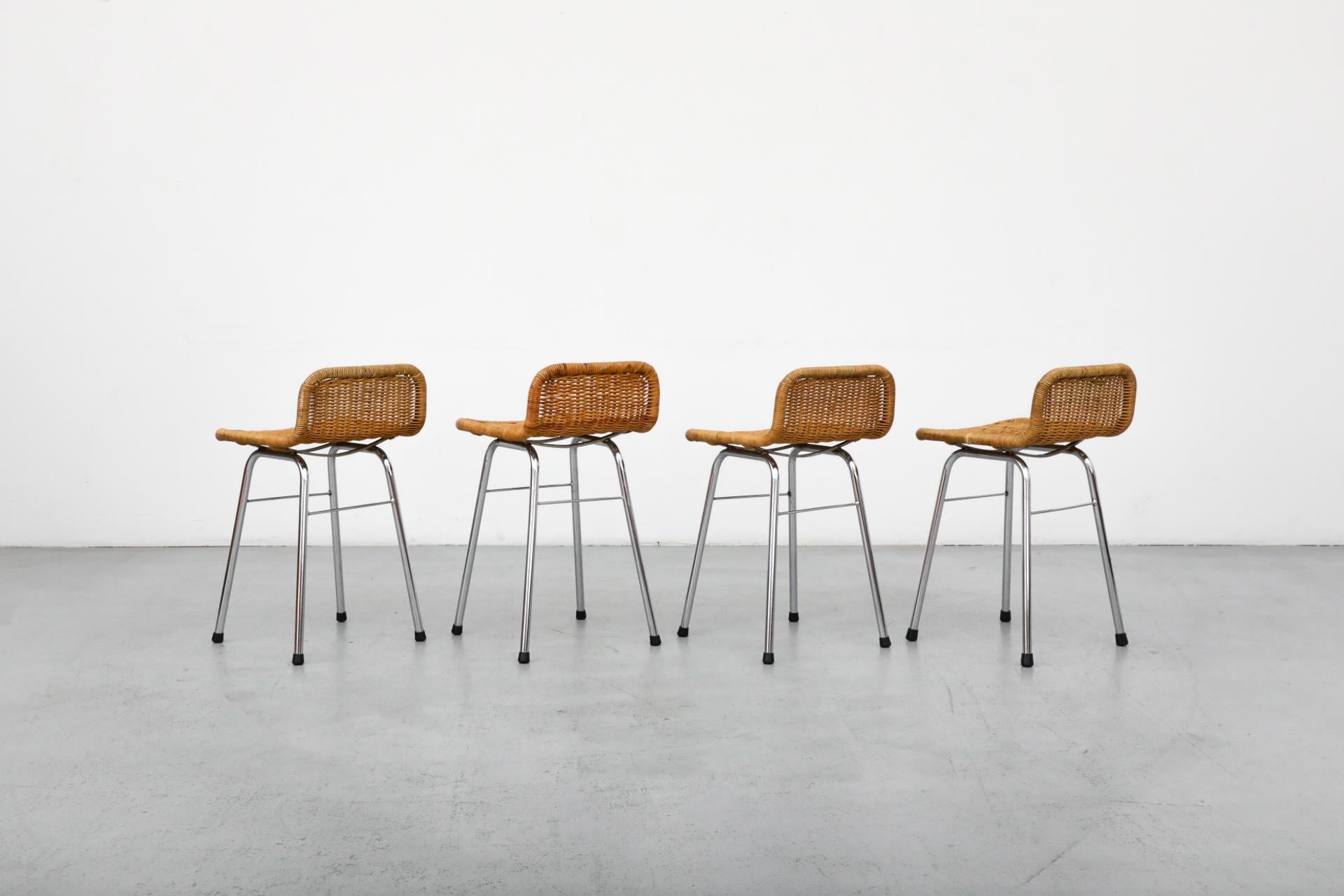 Set di quattro sgabelli da banco in vimini in stile Charlotte Perriand con gambe cromate In condizioni buone in vendita a Los Angeles, CA