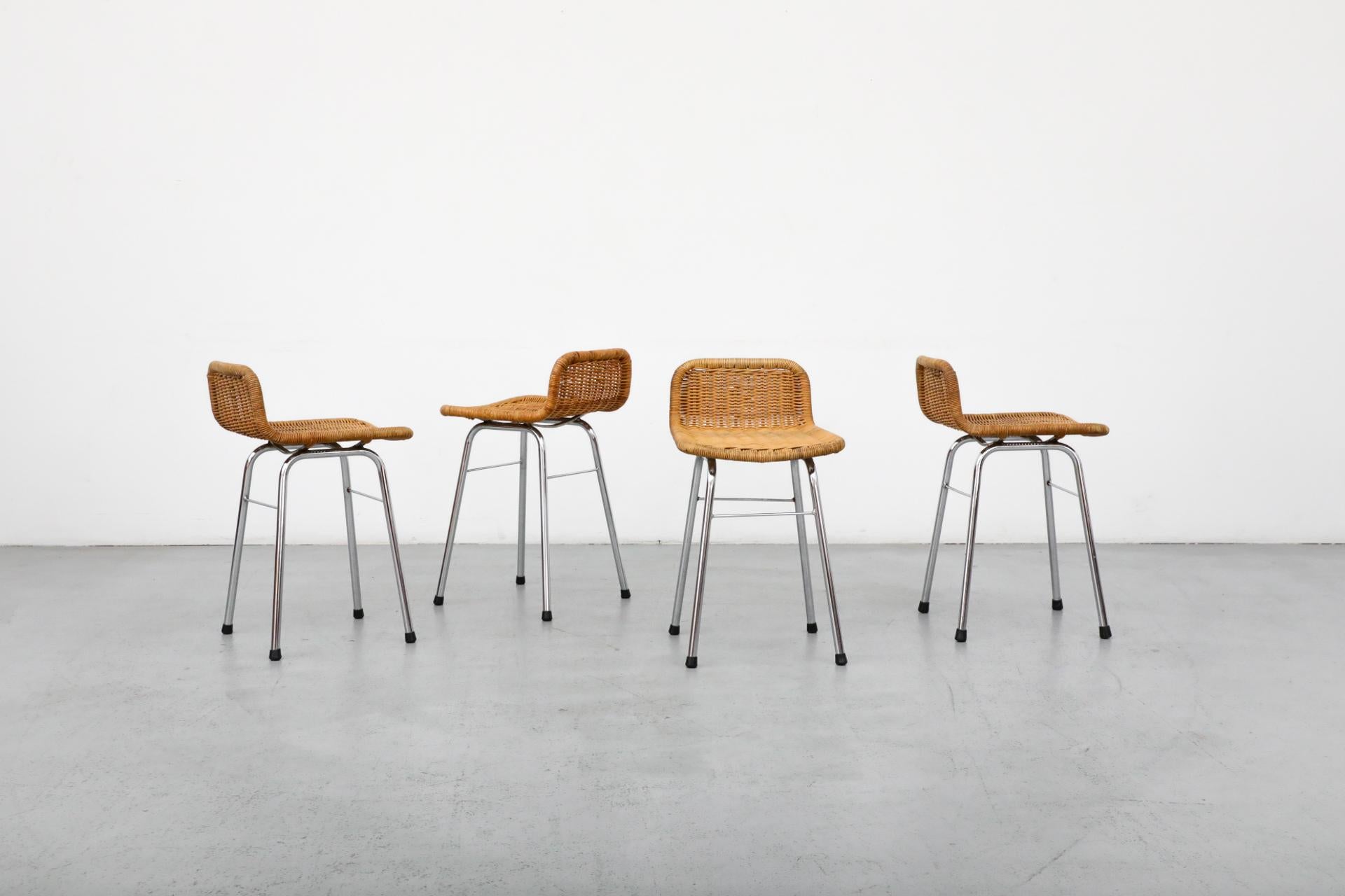 Vimini Set di quattro sgabelli da banco in vimini in stile Charlotte Perriand con gambe cromate in vendita