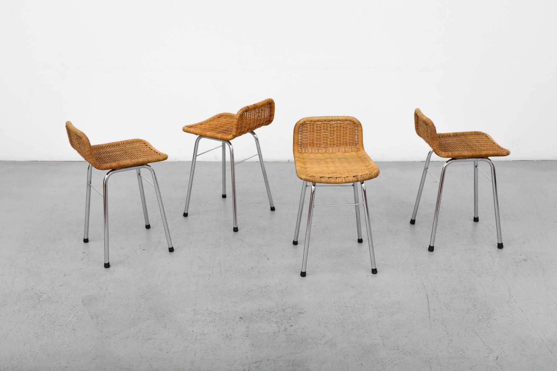 Set di quattro sgabelli da banco in vimini in stile Charlotte Perriand con gambe cromate in vendita 1