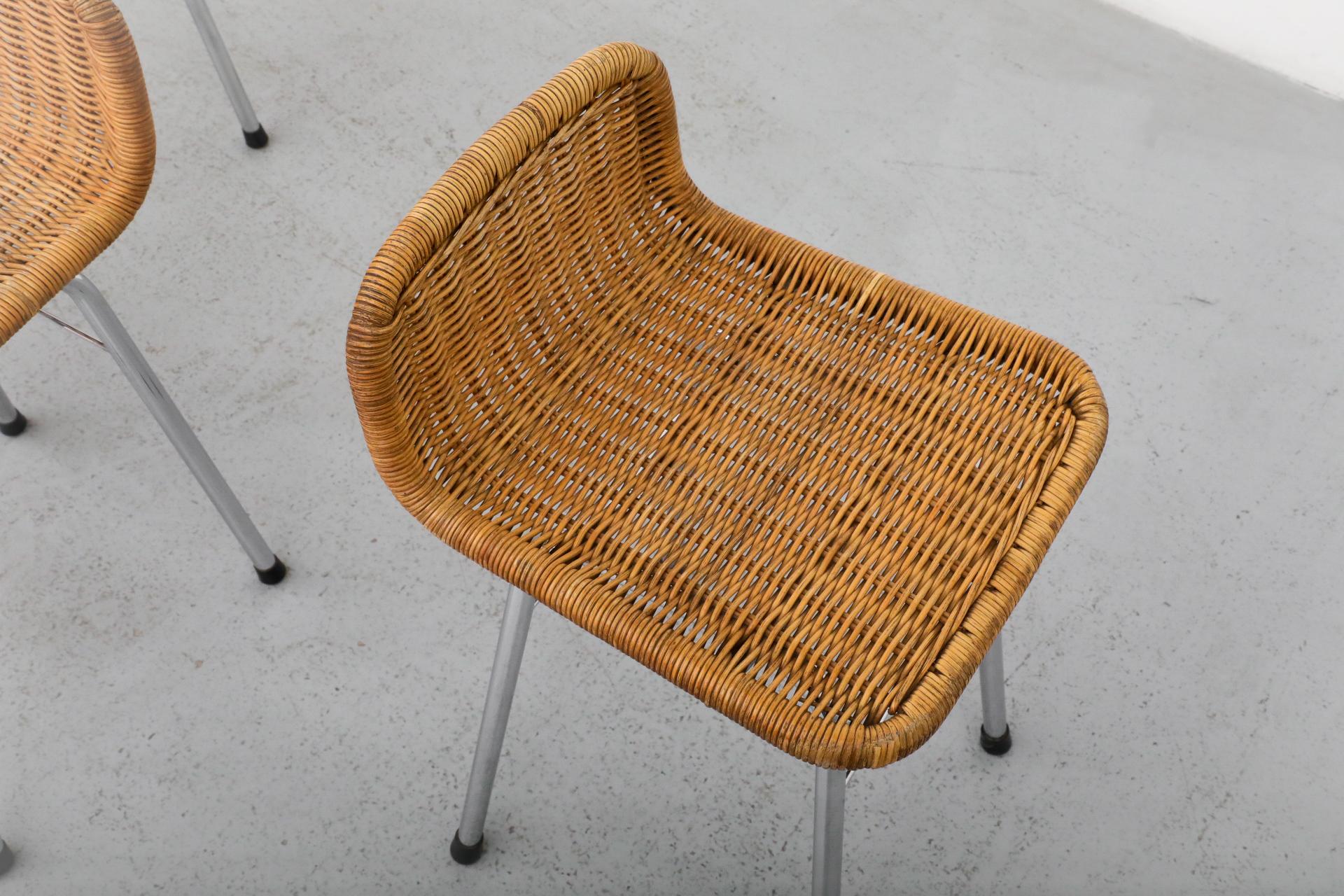 Set di quattro sgabelli da banco in vimini in stile Charlotte Perriand con gambe cromate in vendita 2