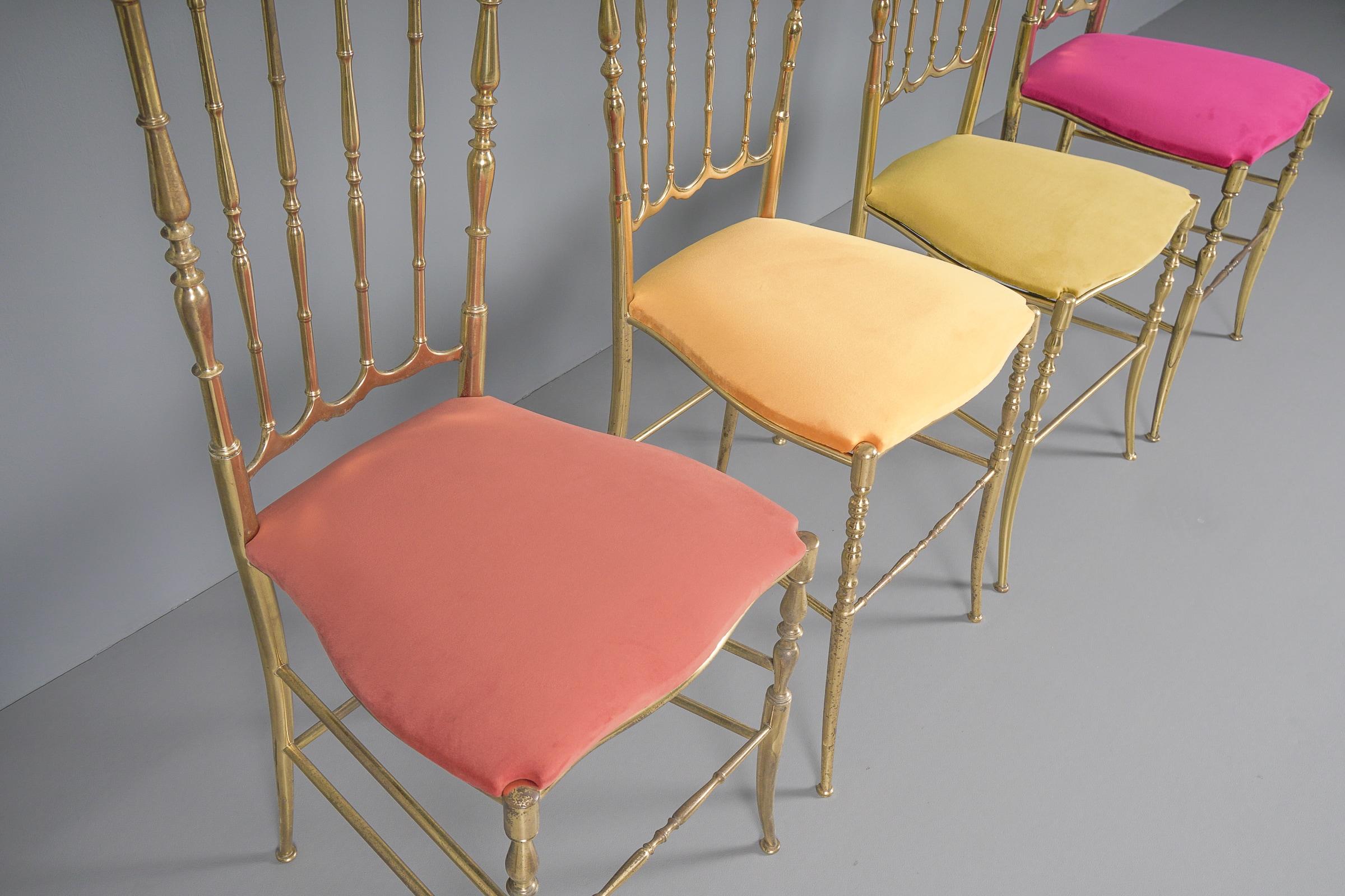 Hollywood Regency Ensemble de quatre chaises Chiavari, années 1960, Italie en vente