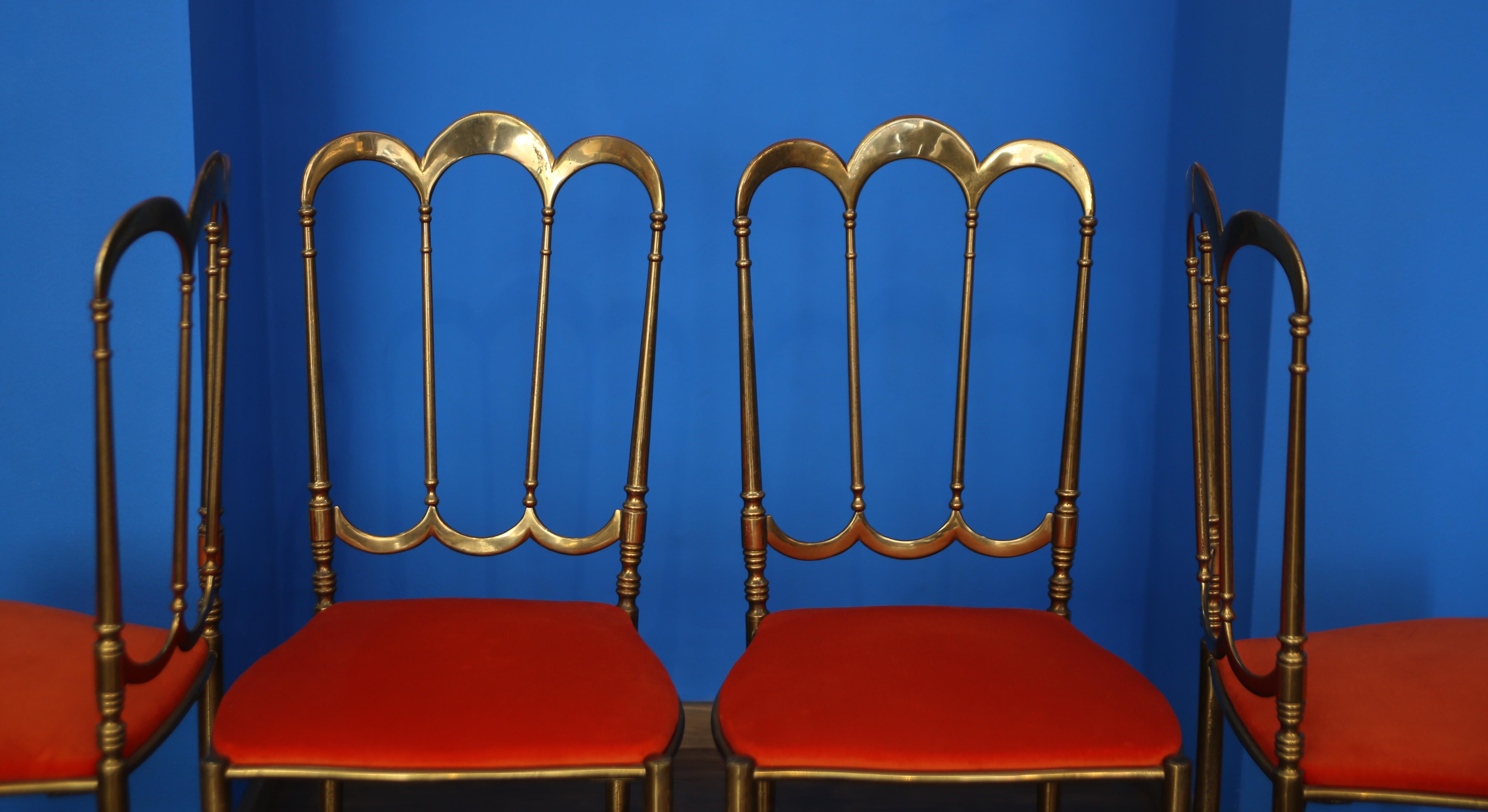 Ensemble de quatre chaises Chiavarina en laiton et velours orange Italie années 1950.
Chaises historiques iconiques entièrement en laiton, idéales pour les environnements modernes.
