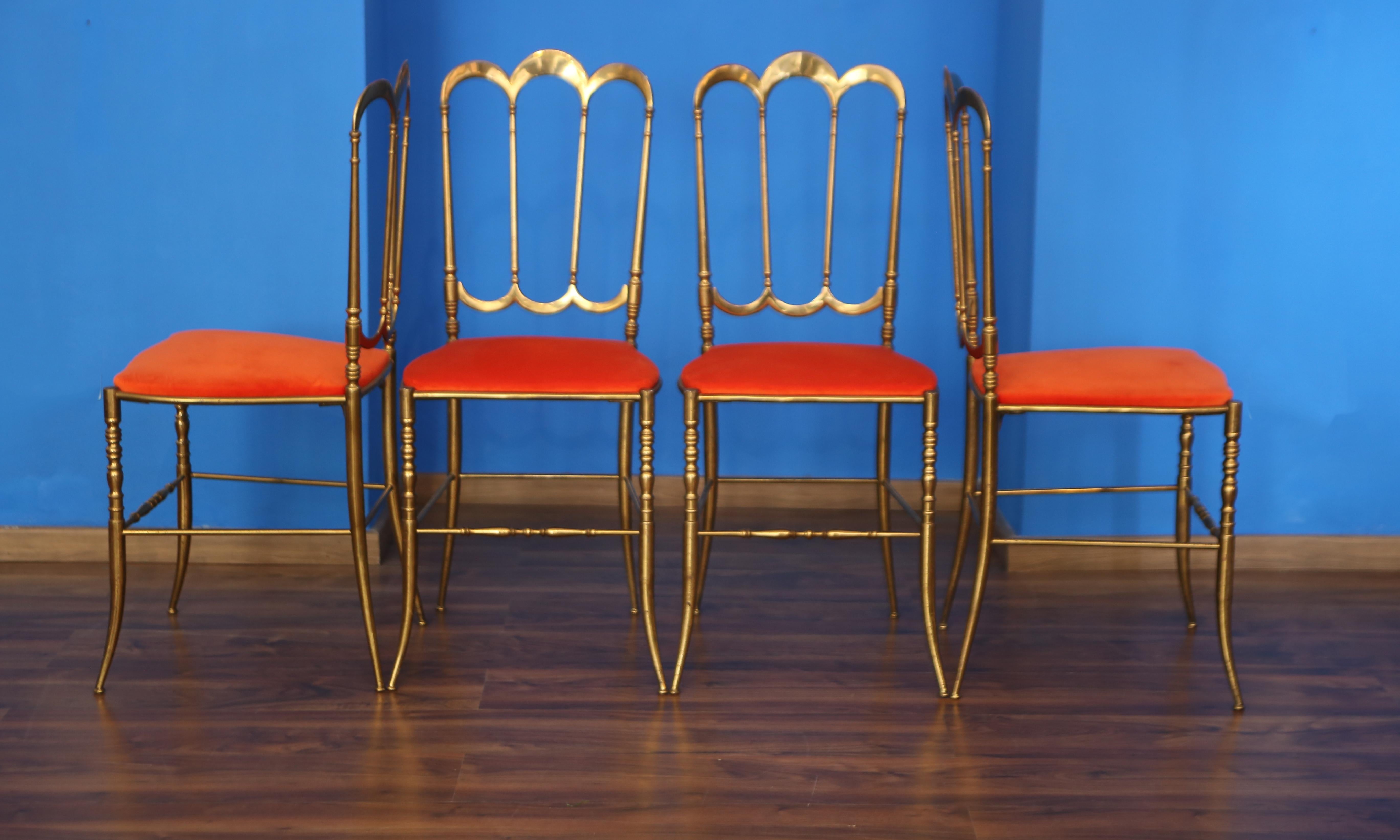 Mid-Century Modern Ensemble de quatre chaises Chiavarine en laiton et velours orange, Italie, années 1950 en vente