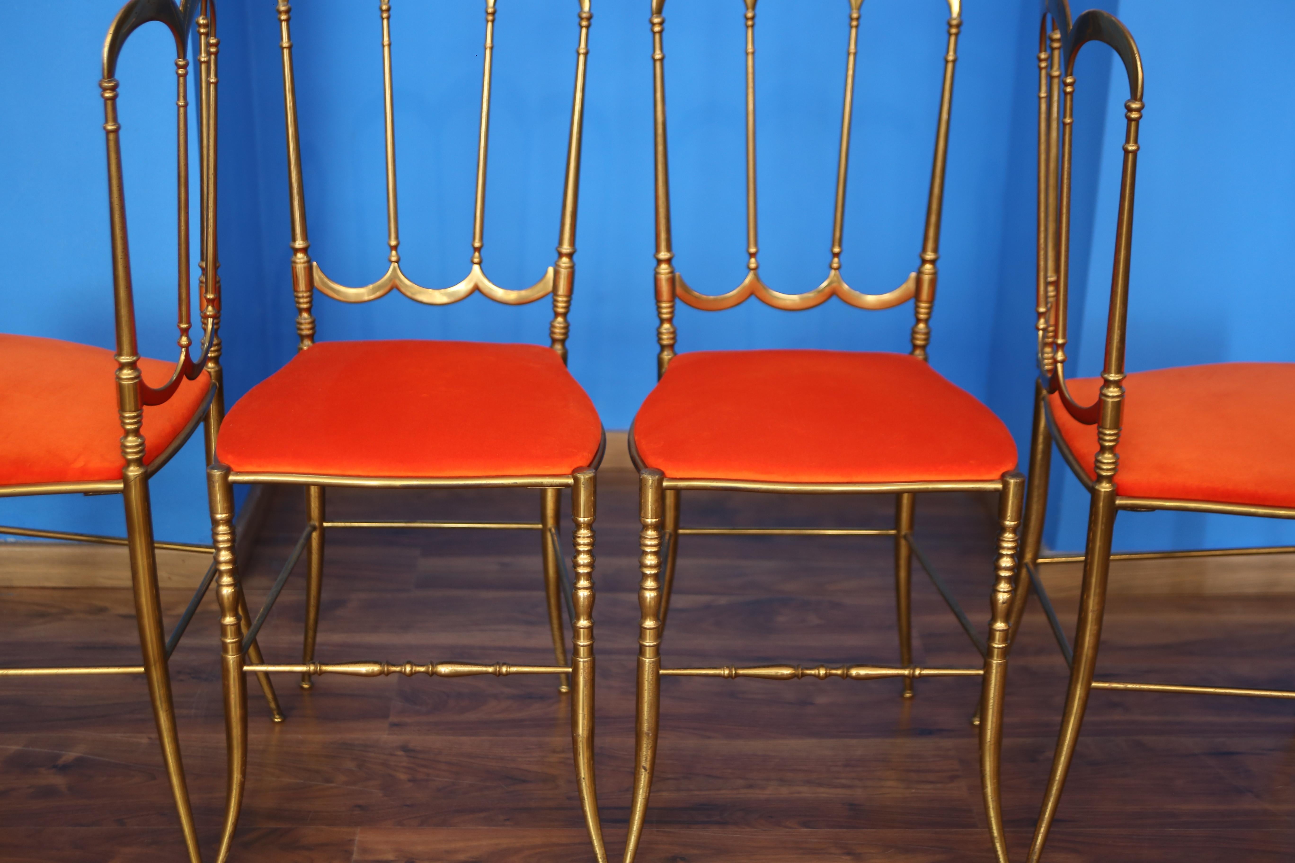 Ensemble de quatre chaises Chiavarine en laiton et velours orange, Italie, années 1950 Bon état - En vente à Vigevano, PV