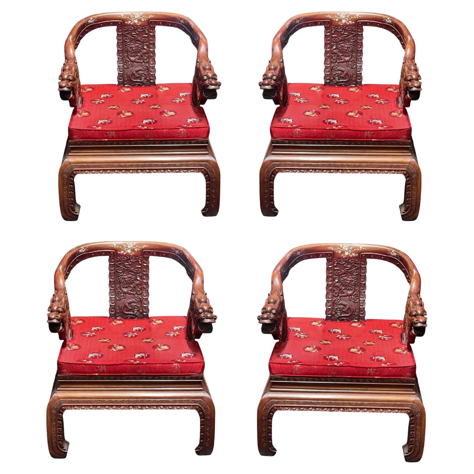 Ensemble de quatre fauteuils chinois en bois sculpté en vente