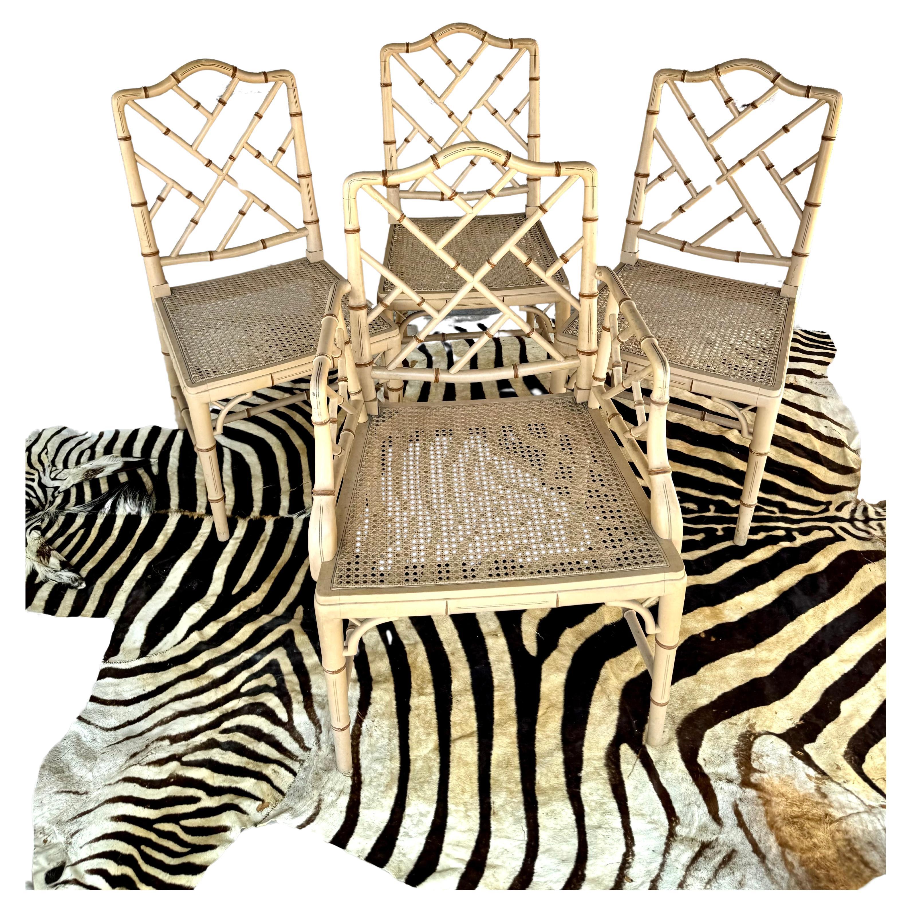 Set di quattro sedie Chippendale cinesi in finto bambù del XX secolo. Il set comprende una poltrona e tre sedie laterali abbinate. Le sedie hanno una struttura intricata e intagliata, sostenuta da gambe affusolate. Ottime condizioni.