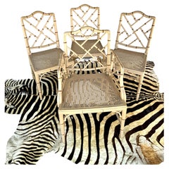 Juego de cuatro sillas chinas Chippendale de bambú sintético