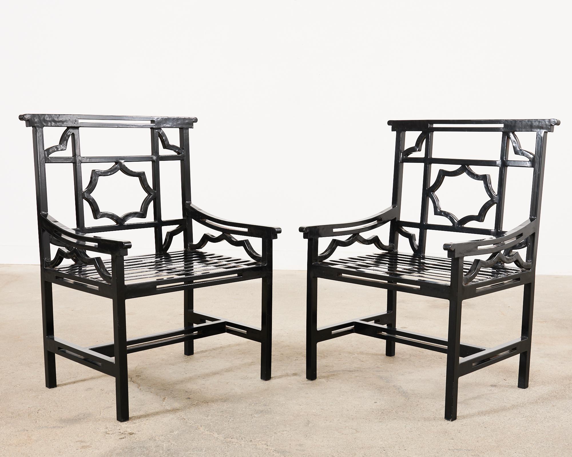 Ensemble de quatre chaises de jardin anglaises en fer de style Chippendale chinois en vente 3