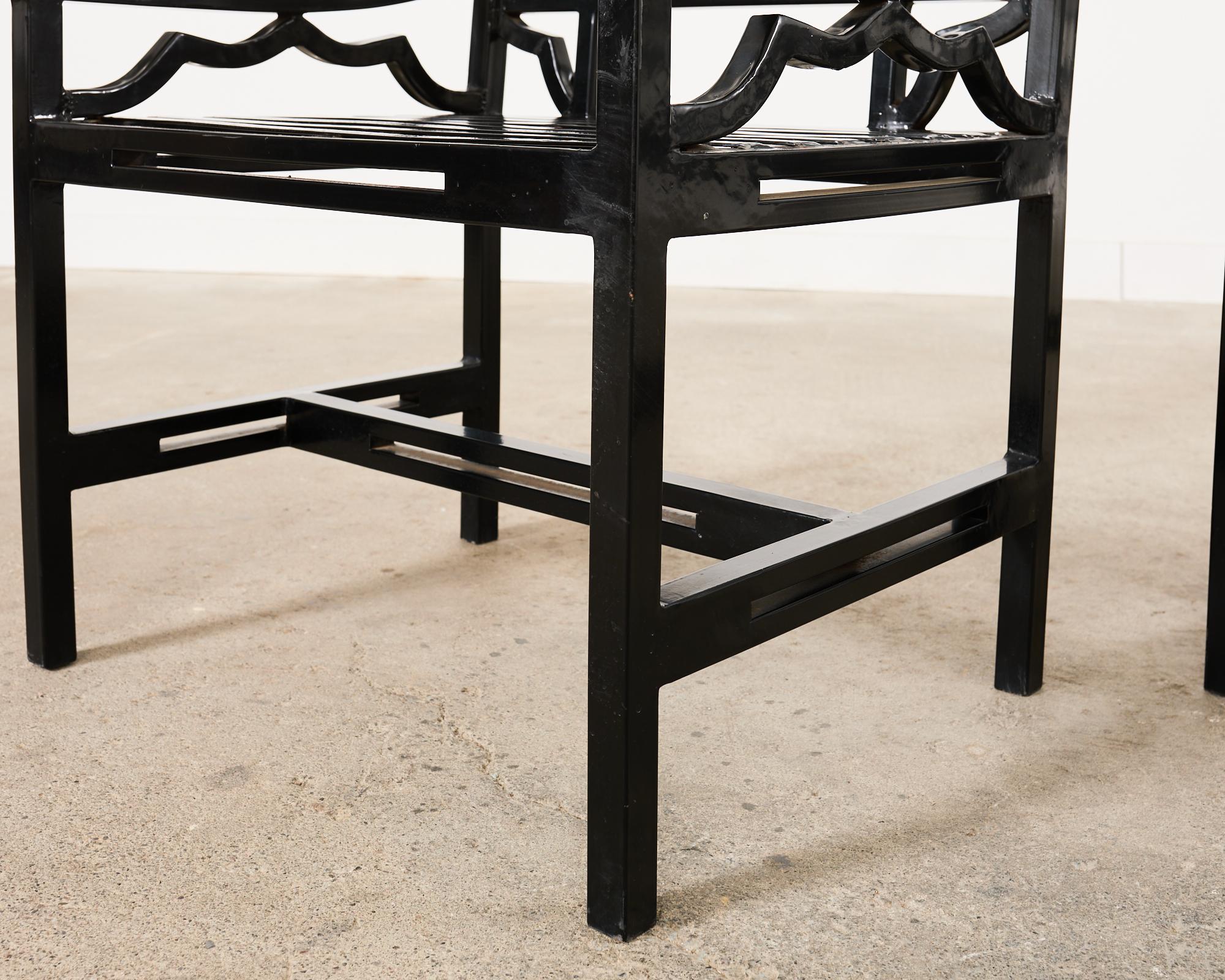 Ensemble de quatre chaises de jardin anglaises en fer de style Chippendale chinois en vente 7