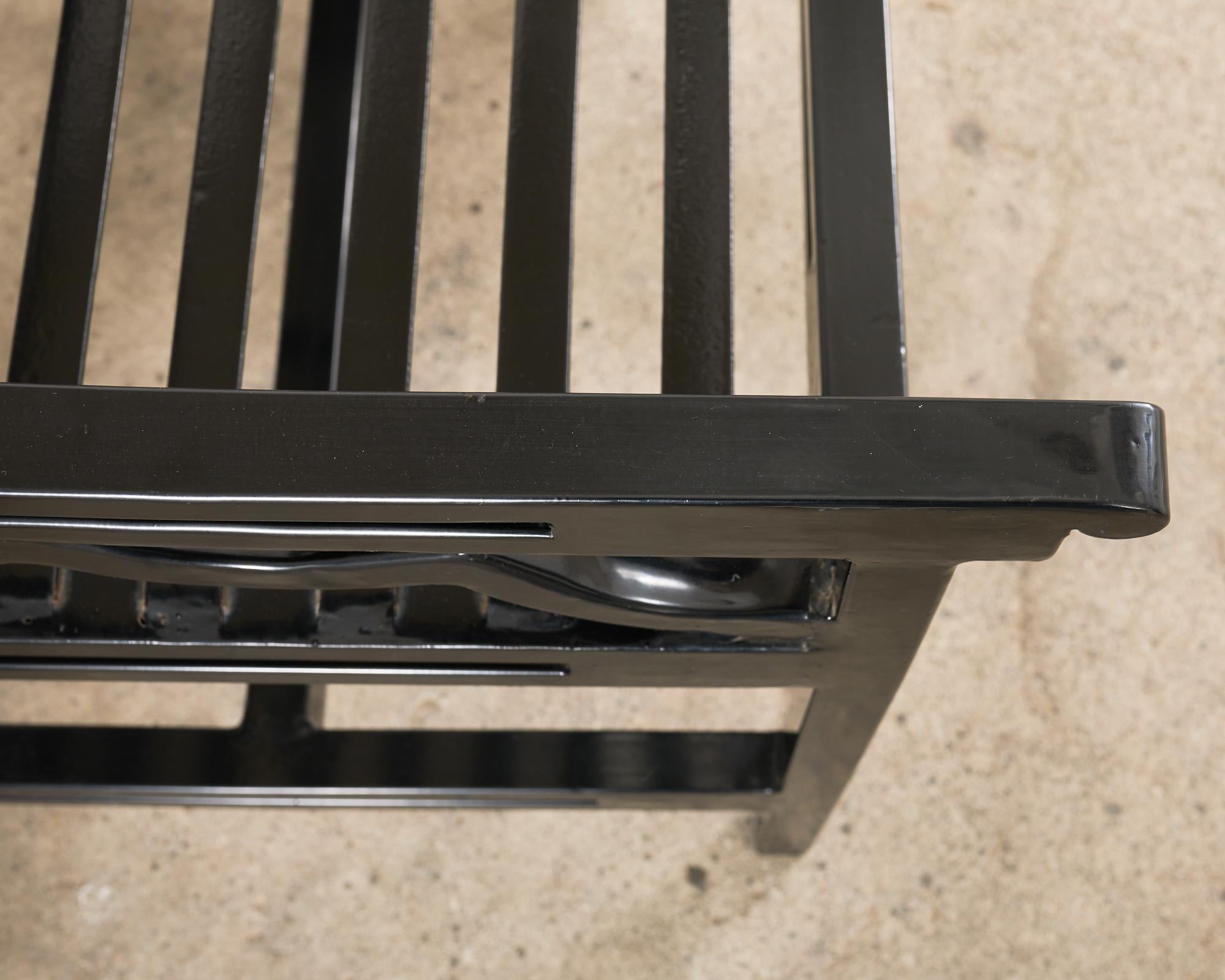 Ensemble de quatre chaises de jardin anglaises en fer de style Chippendale chinois en vente 8