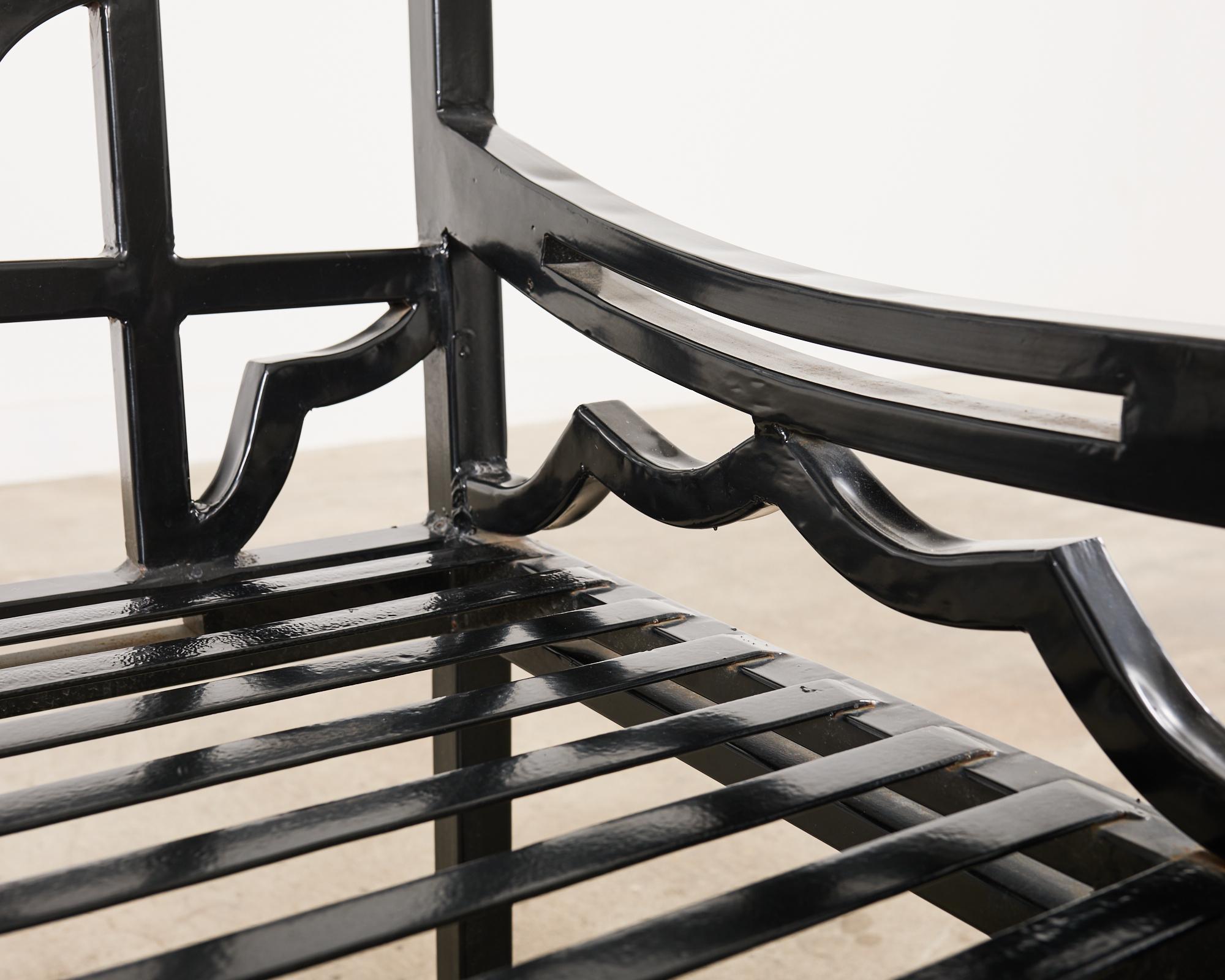 Ensemble de quatre chaises de jardin anglaises en fer de style Chippendale chinois en vente 10