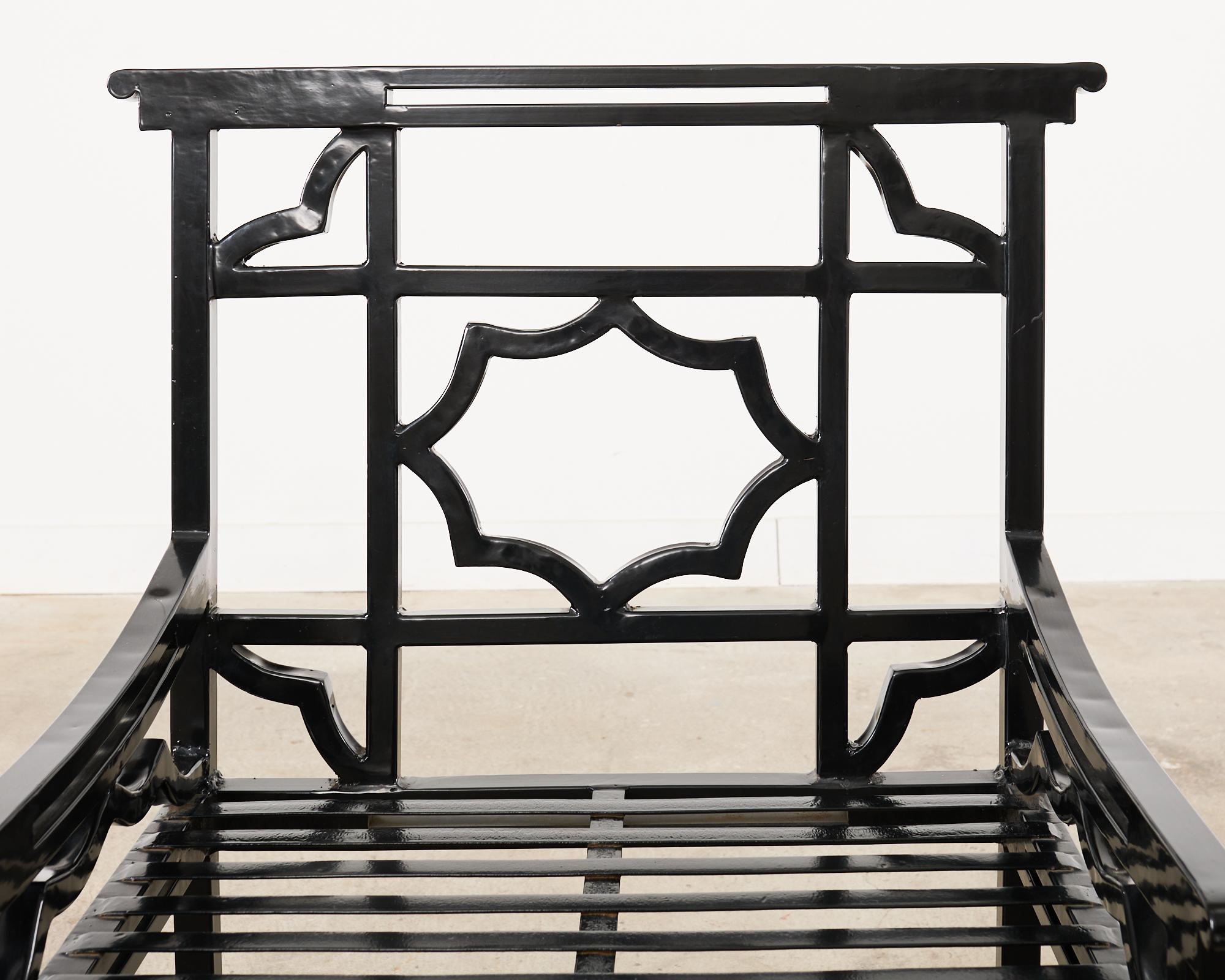 Ensemble de quatre chaises de jardin anglaises en fer de style Chippendale chinois en vente 12