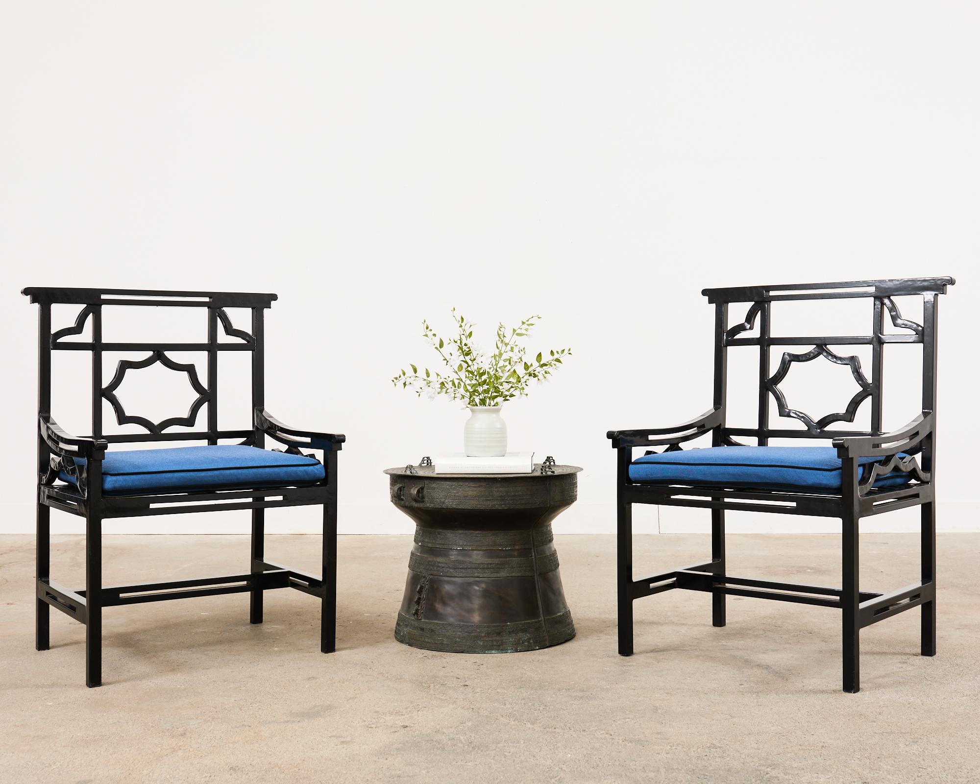Ensemble spectaculaire de quatre fauteuils de salle à manger de patio et de jardin de style anglais, fabriqués dans le style chinois Chippendale. Les chaises sont étonnamment grandes et lourdes, construites en fer et dotées d'un dossier en treillis