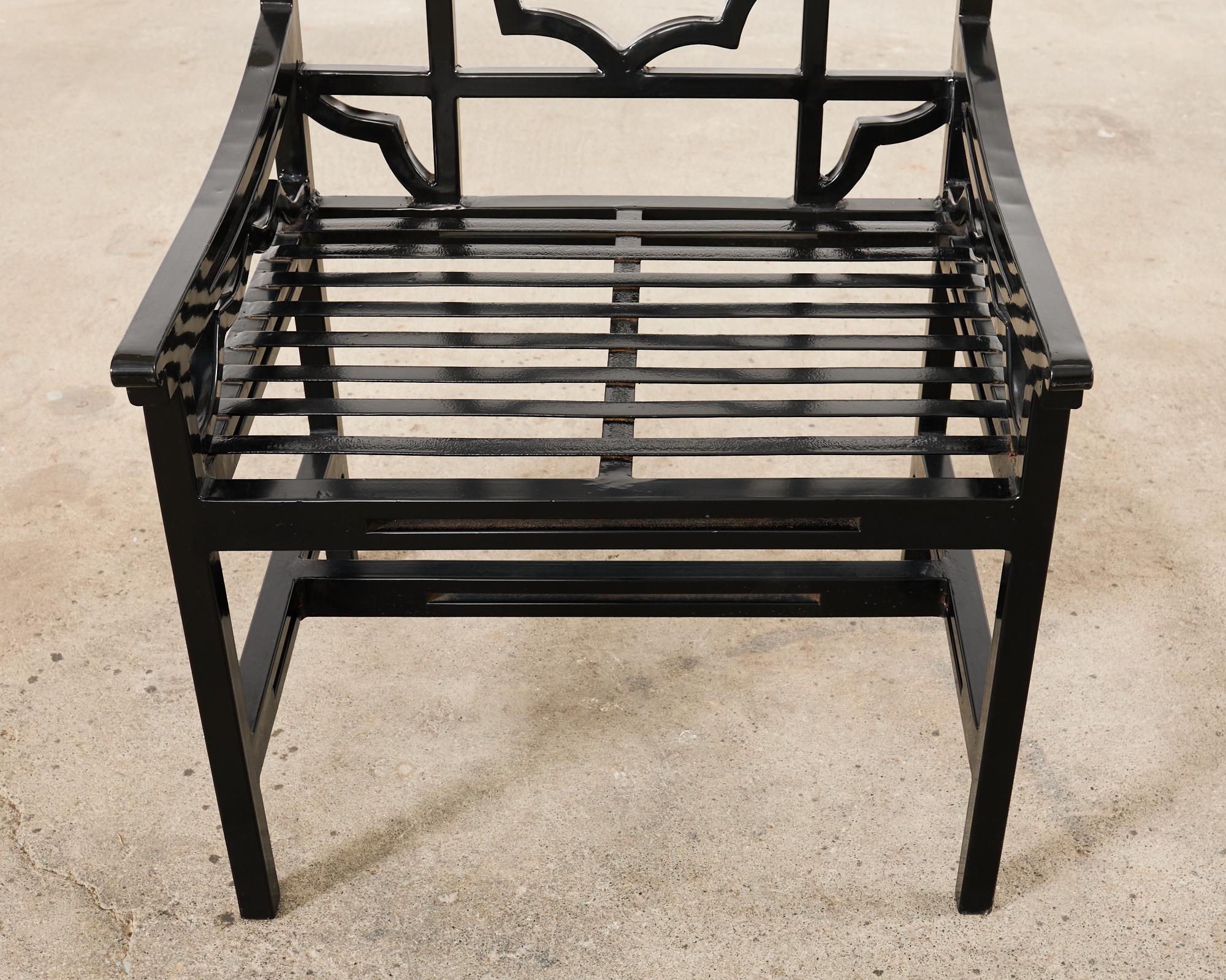 Ensemble de quatre chaises de jardin anglaises en fer de style Chippendale chinois en vente 13