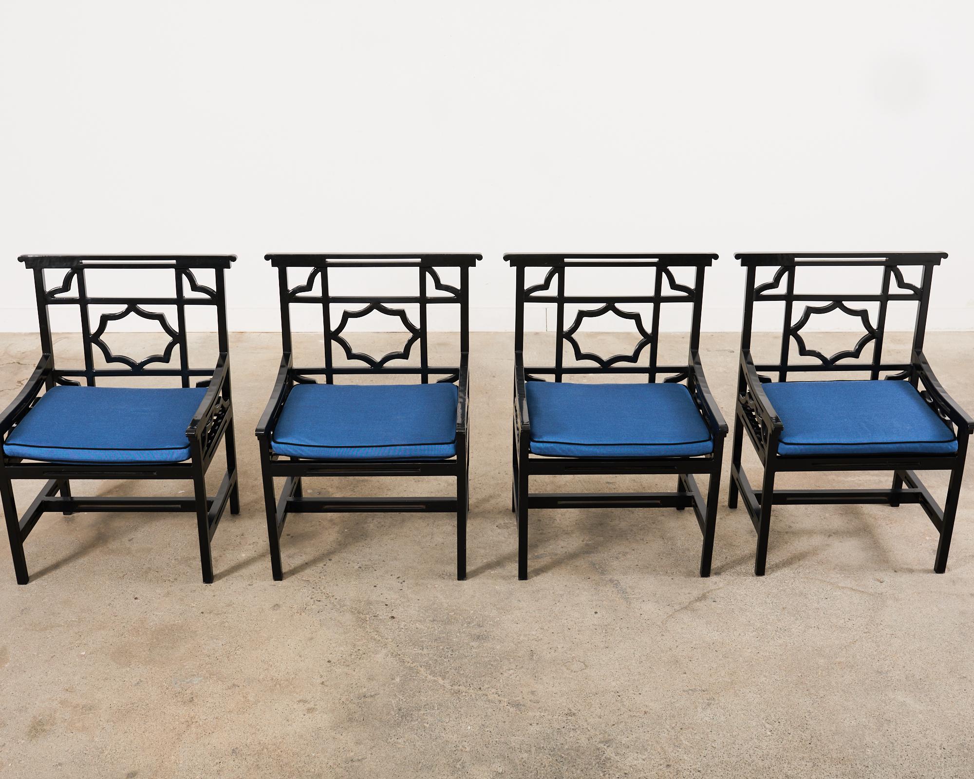 Peint Ensemble de quatre chaises de jardin anglaises en fer de style Chippendale chinois en vente