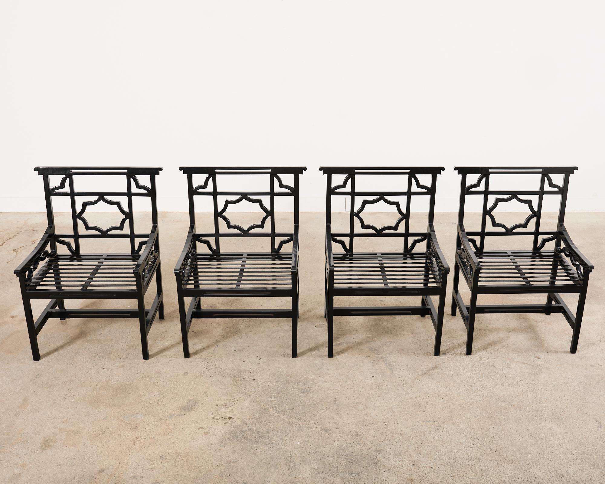 Ensemble de quatre chaises de jardin anglaises en fer de style Chippendale chinois Bon état - En vente à Rio Vista, CA