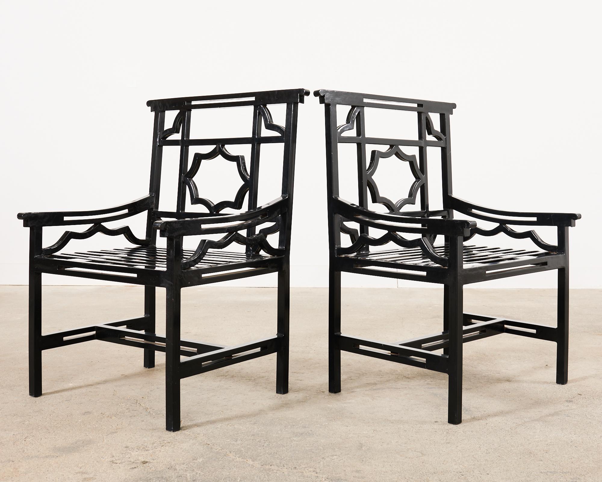 20ième siècle Ensemble de quatre chaises de jardin anglaises en fer de style Chippendale chinois en vente