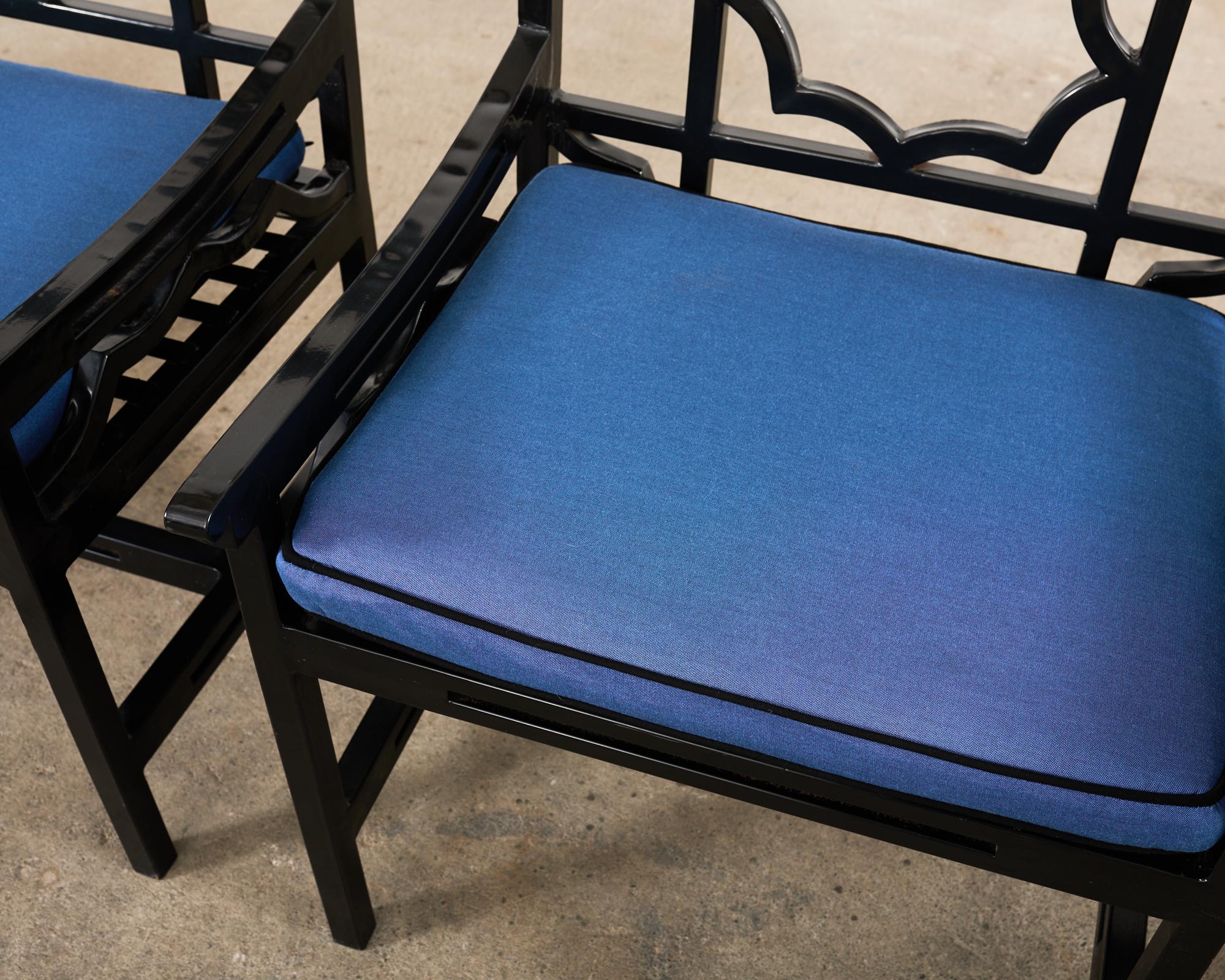 Tissu Ensemble de quatre chaises de jardin anglaises en fer de style Chippendale chinois en vente