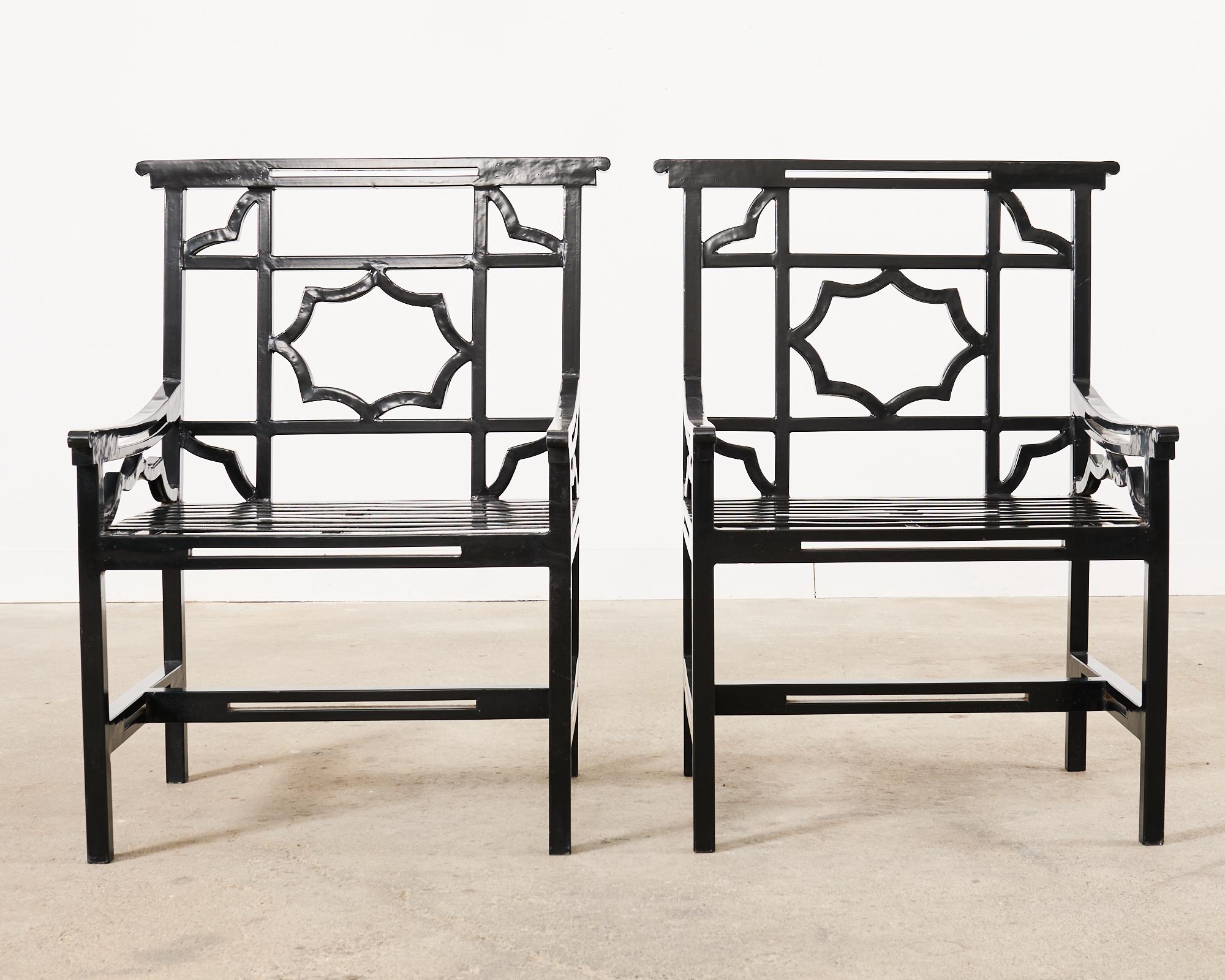 Ensemble de quatre chaises de jardin anglaises en fer de style Chippendale chinois en vente 1