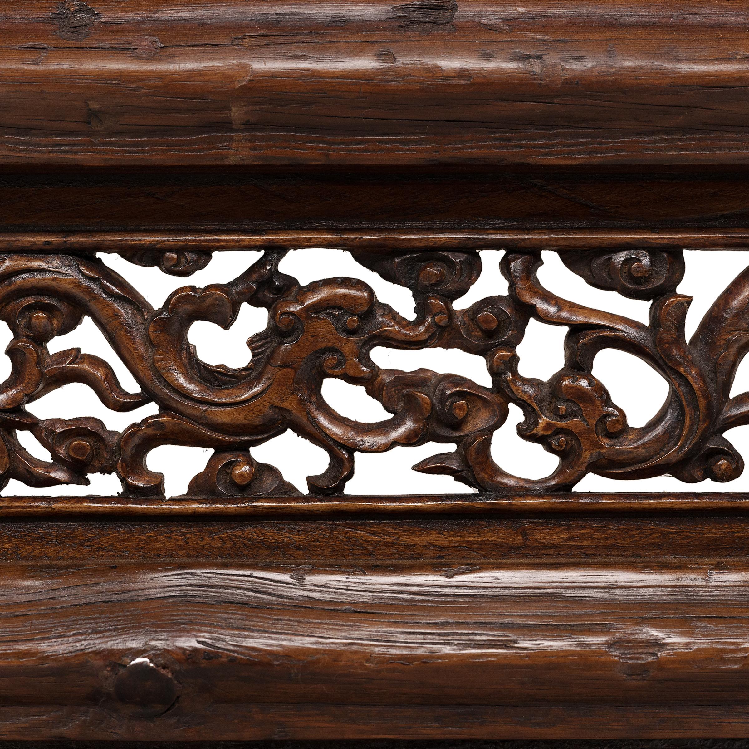 Un sello distintivo de la arquitectura doméstica de la dinastía Qing, los altos paneles de celosía como éste se utilizaban en las casas provinciales con patio para permitir la entrada de luz y aire en una habitación, manteniendo al mismo tiempo la